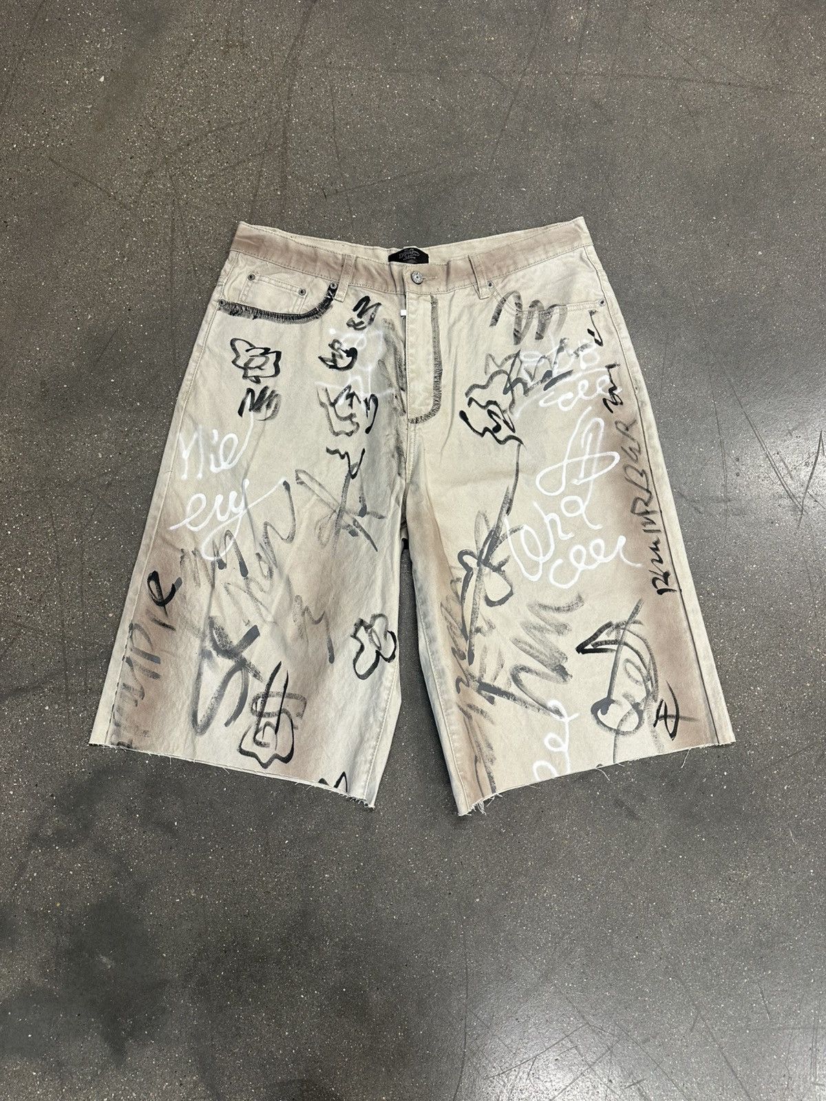 HMDD Happy memories dont die graffiti jorts cream Size US 36 / EU 52 - 1 Thumbnail