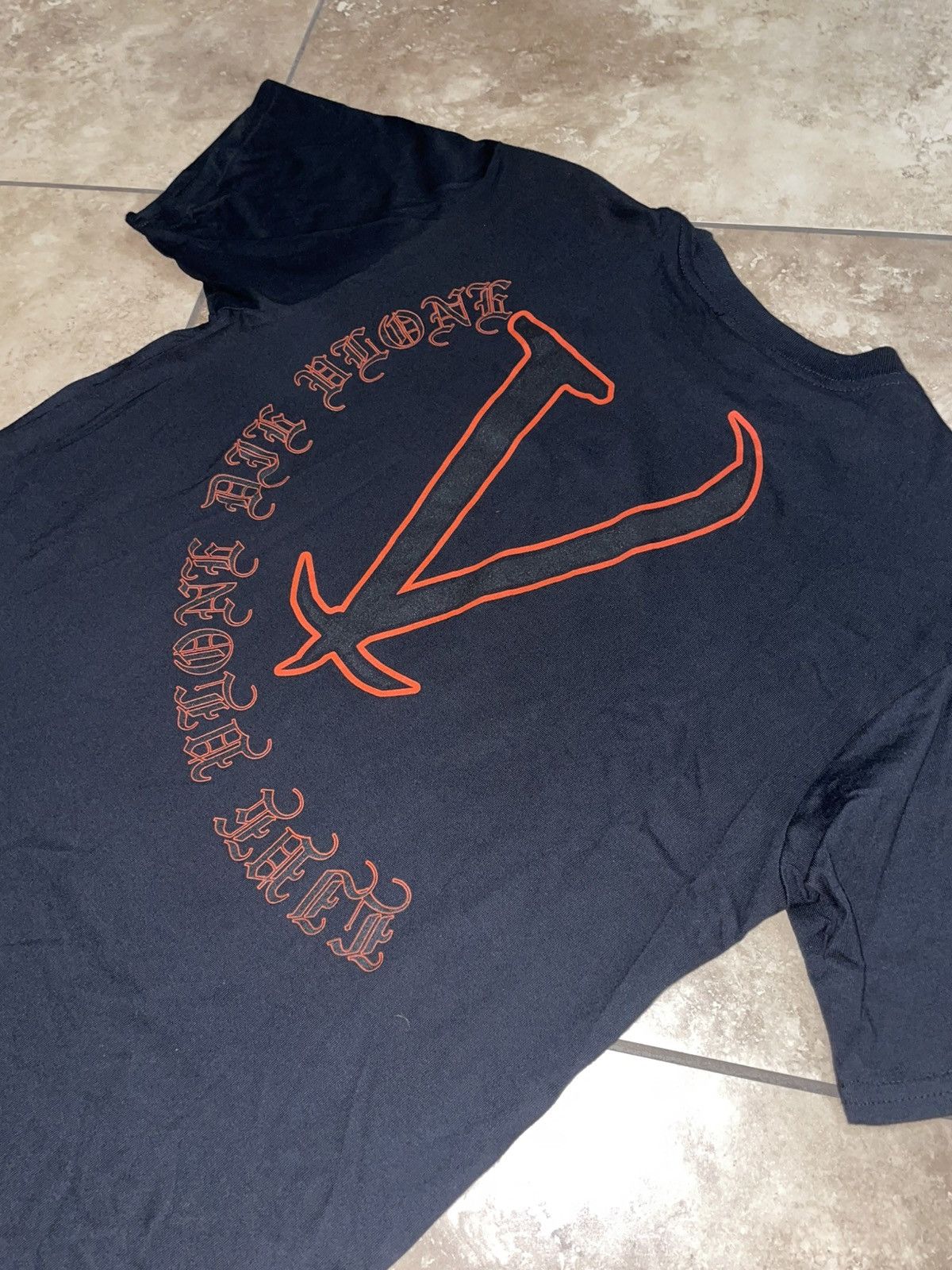 Vlone Vlone Old English Script Tee Black/Orange Size Small Size US S / EU 44-46 / 1 - 3 Thumbnail