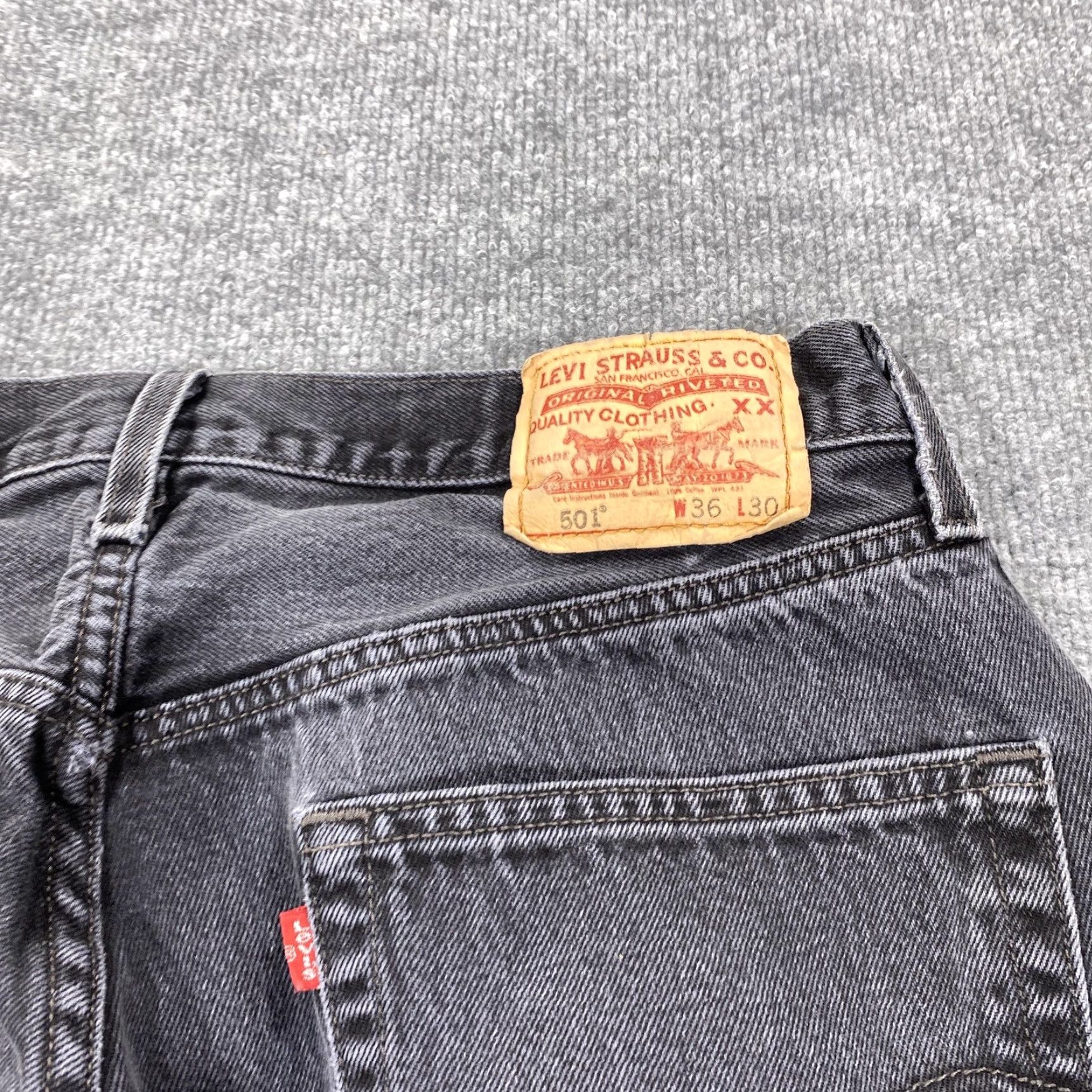 Levi's VINTAGE Levi's 501 Jeans Mens 36x30 Black Straight Leg Button Fly含 Accessories Size US 36 / EU 52 - 4 Thumbnail