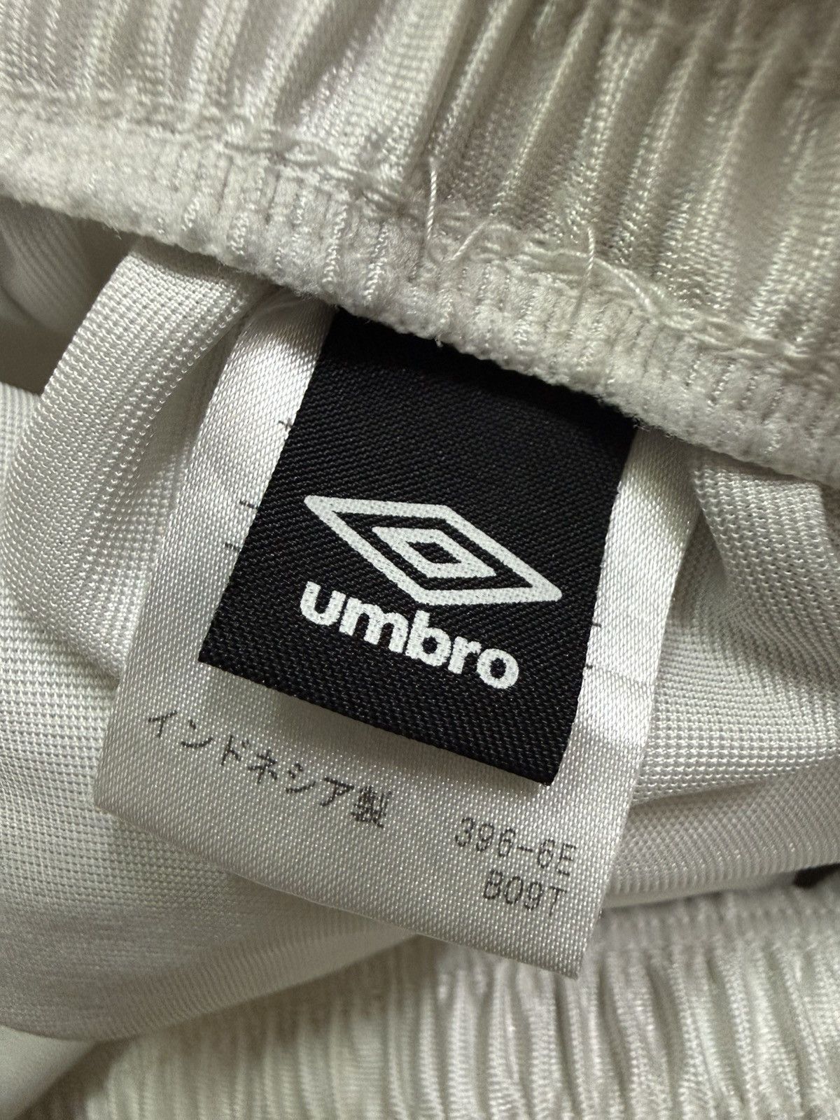 Umbro Vintage 90s Umbro ProducedBy Descente Nylon Sportswear Pants Size US 26 / EU 42 - 9 Thumbnail