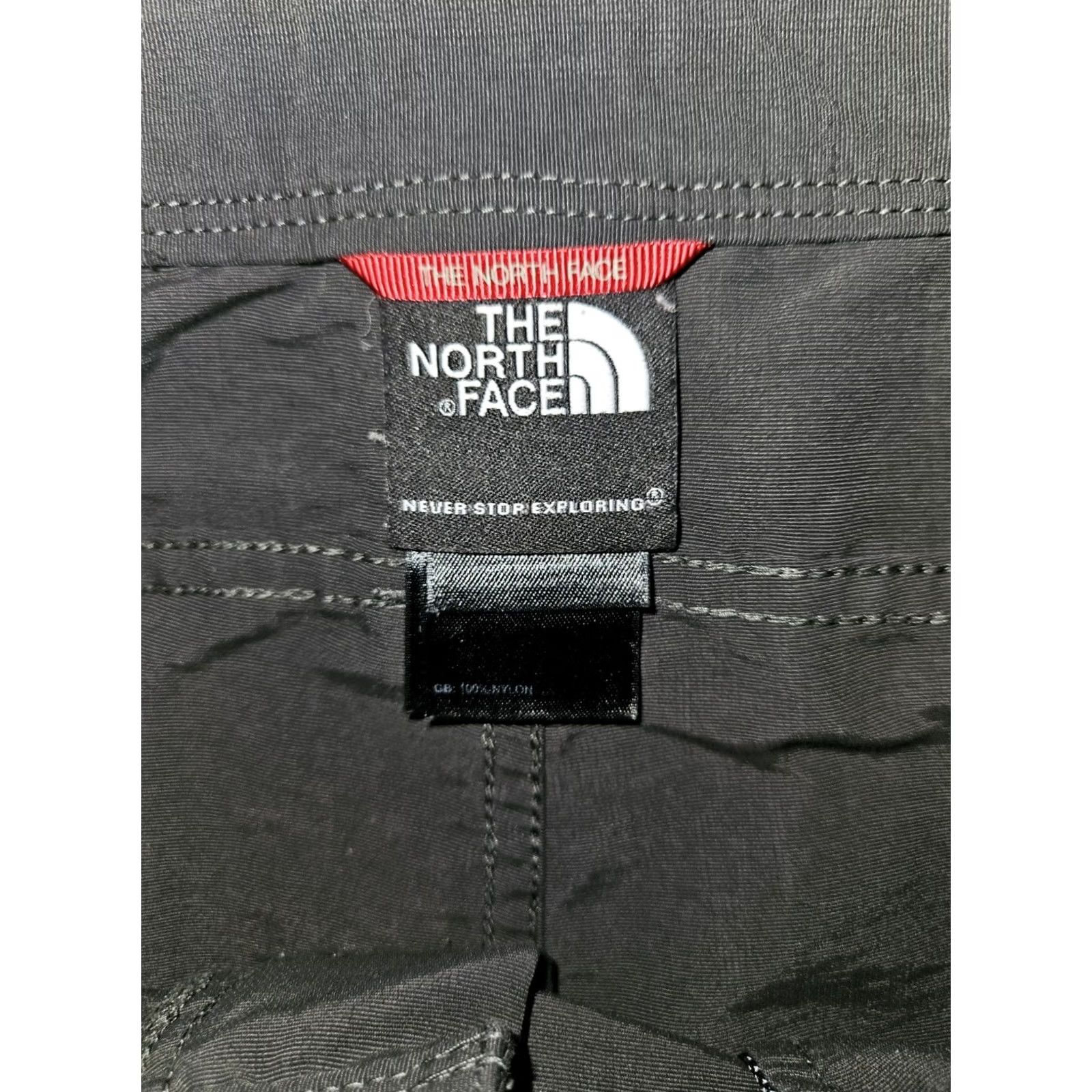The North Face VINTAGE The North Face Cargo Shorts Men L Gray 100% Nylon Outdoors Hiking Active Cargo Pocket Logo Regular Modern Size US 33 - 2 Thumbnail