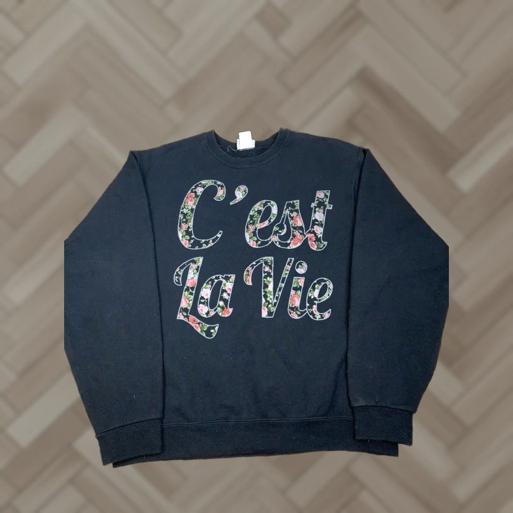 Vintage VINTAGE Freeze Sweater Black Size M Women Long Sleeve Pullover Graphic C'est La Vie Size M / US 6-8 / IT 42-44 - 1 Thumbnail