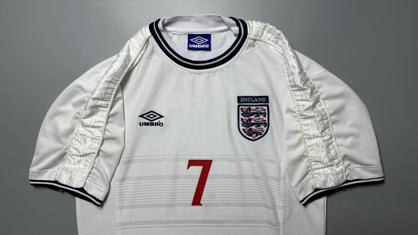Umbro ENGLAND UMBRO 2000 EURO FOOTBALL HOME JERSEY #7 BECKHAM Size US XL / EU 56 / 4 - 3 Thumbnail