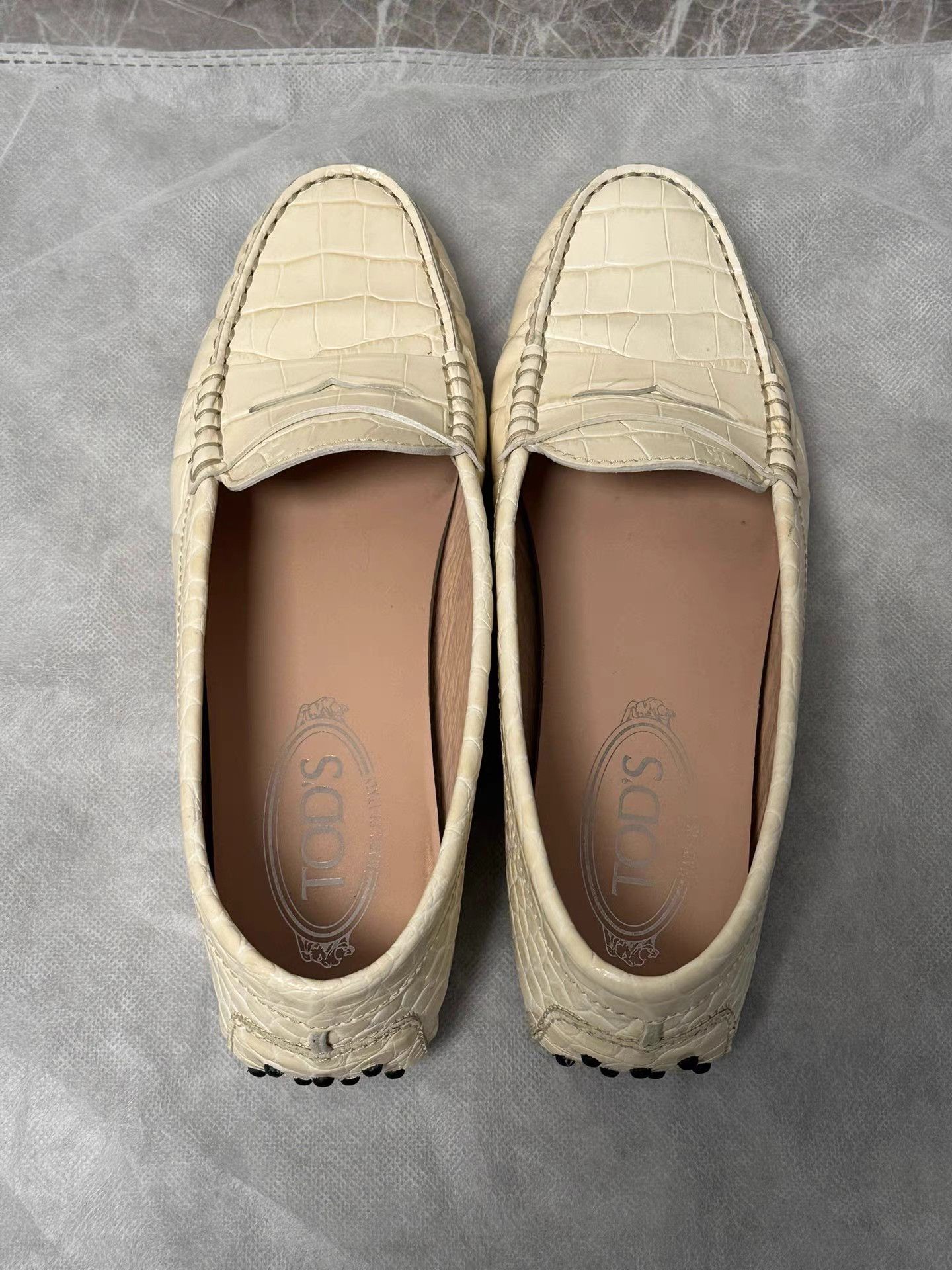 Tod's Tod's Classic White Crocodile Pattern Driving Shoes Size US 7.5 / IT 37.5 - 5 Thumbnail