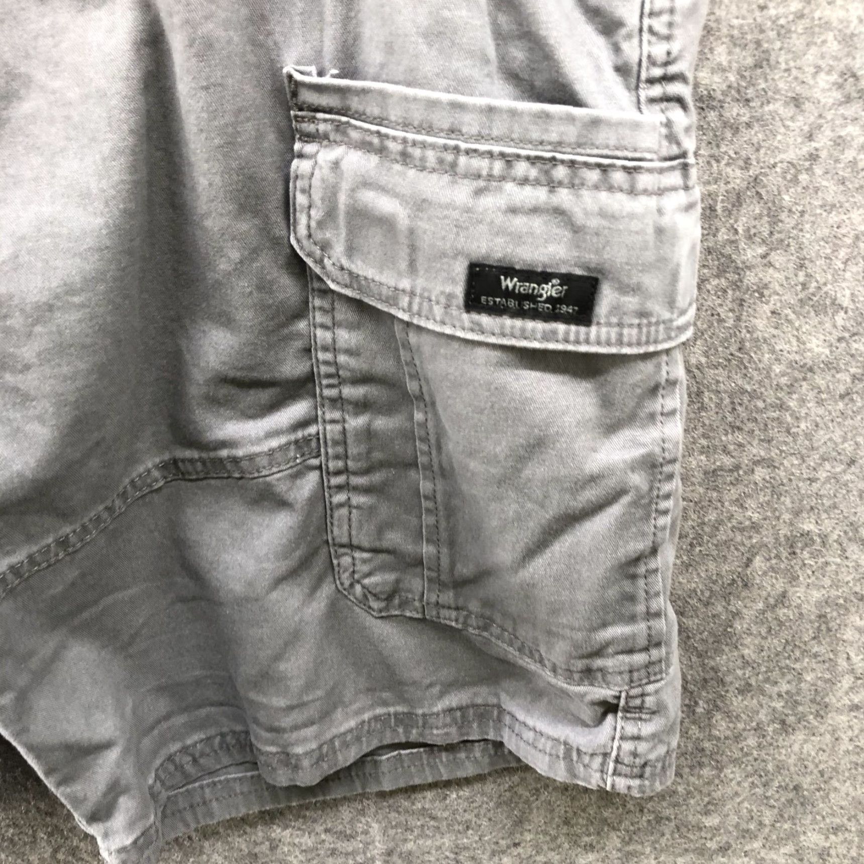 Wrangler Wrangler Cargo Shorts Mens 38 Gray Khaki Relaxed Fit Canvas Cotton Blend Cargo Pockets Outdoor Workwear 9 In Inseam Mens Size US 38 / EU 54 - 3 Thumbnail
