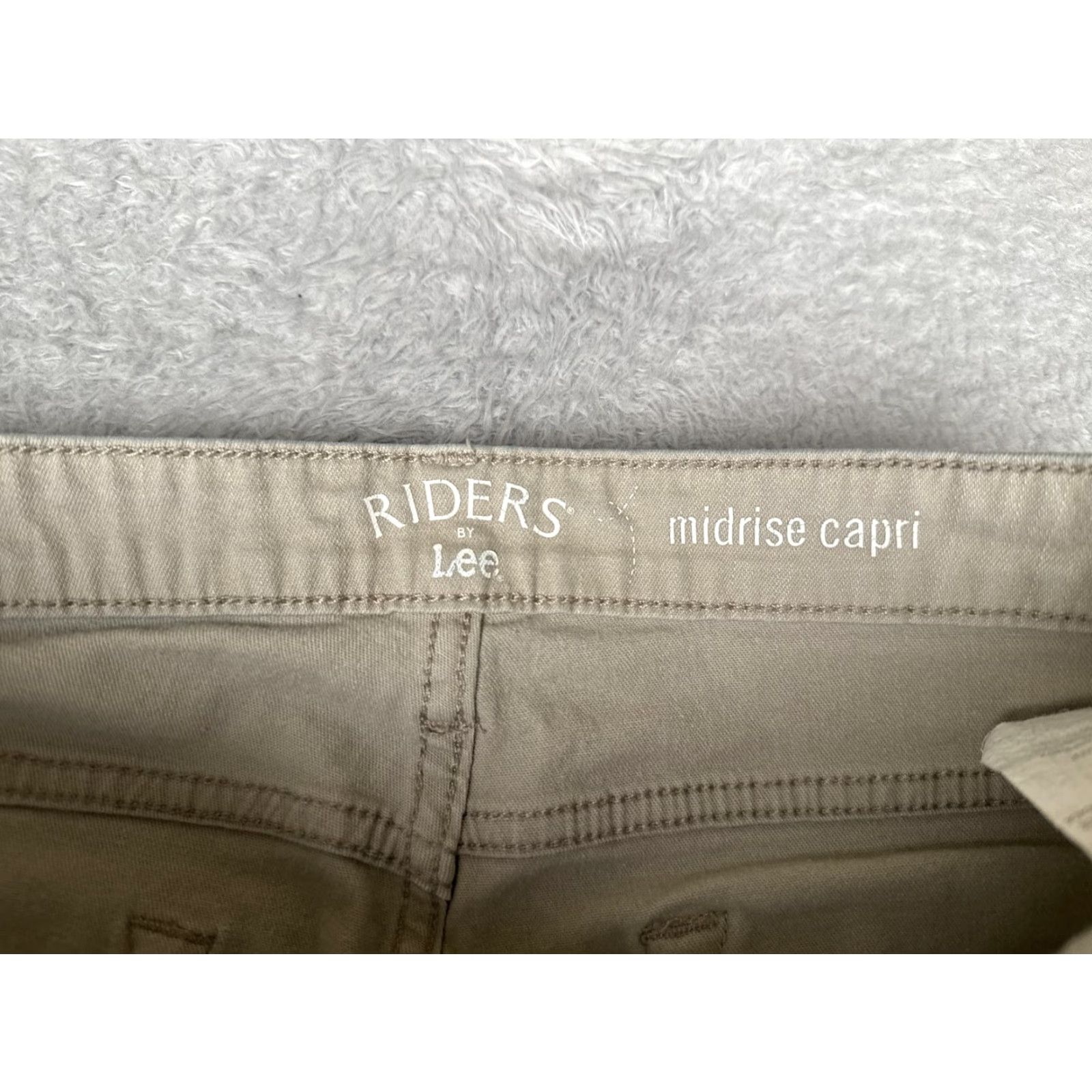 Lee VINTAGE Riders by Lee Capri Pants Women 30x20 Beige Tan Midrise Stretch Zip Fly Size 32" / US 10 / IT 46 - 6 Thumbnail