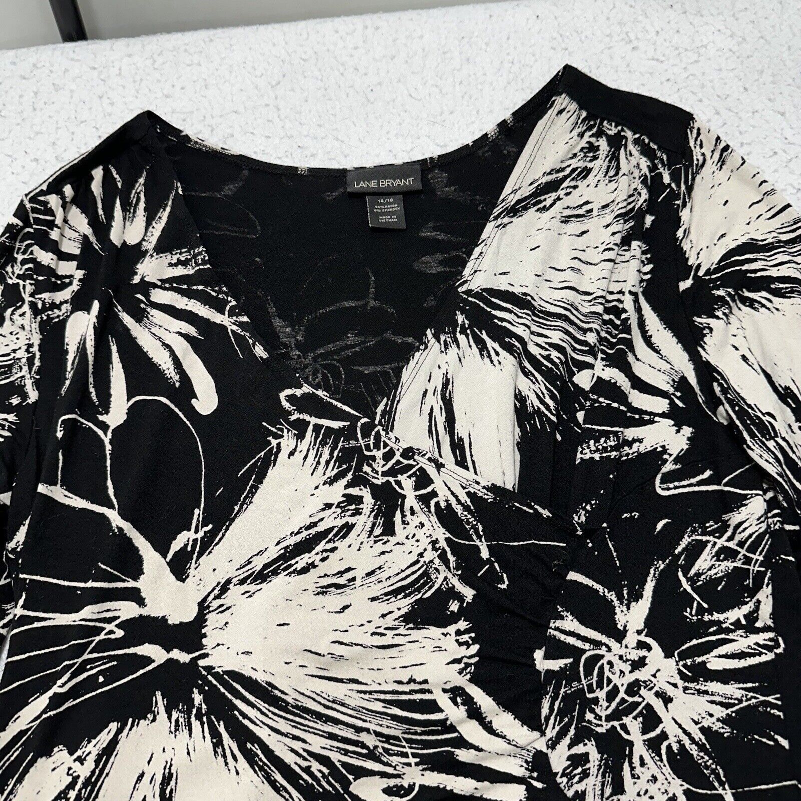 Other Lane Bryant 14/16 Black Ivory Floral Faux Wrap Blouse V-Neck Size XXL / US 16-18 / IT 52-54 - 2 Thumbnail