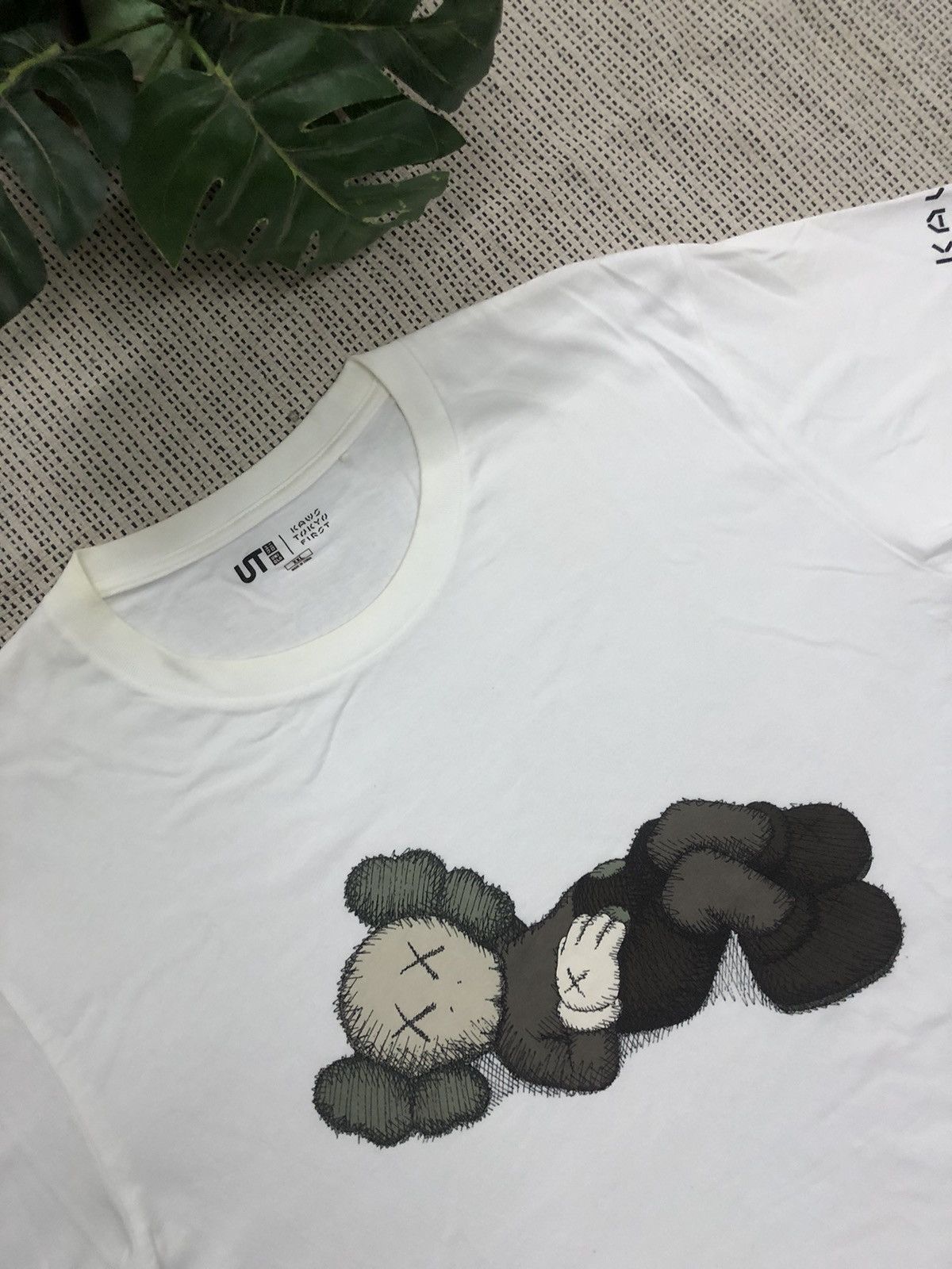 Japanese Brand × Kaws × Uniqlo Kaws x Uniqlo Collabration Tee Size US XXL / EU 58 / 5 - 1 Thumbnail