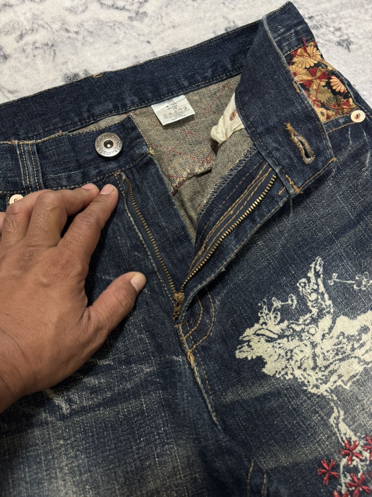 Japanese Brand JAPANESE BRAND KOI FISH KARAKURI STYLE DISTERSSED DENIM JEAN Size US 32 / EU 48 - 8 Thumbnail
