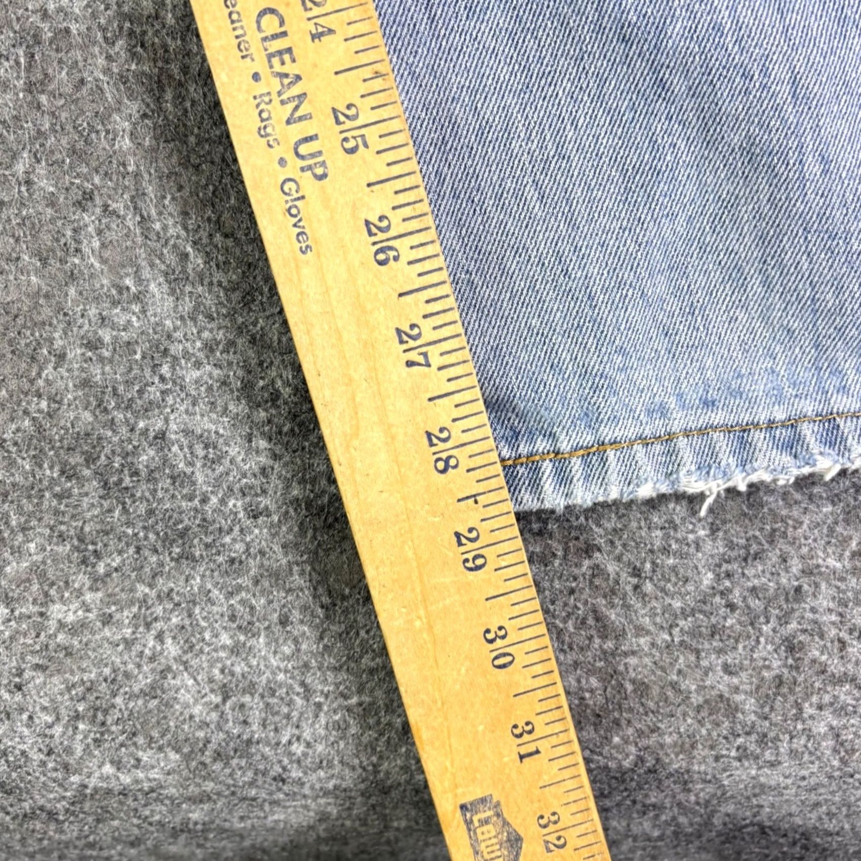 Levi's Levi's 550 Relaxed Fit Tapered Leg Jeans Light Wash Mens 38x30 Distressed Stain Size US 38 / EU 54 - 4 Thumbnail