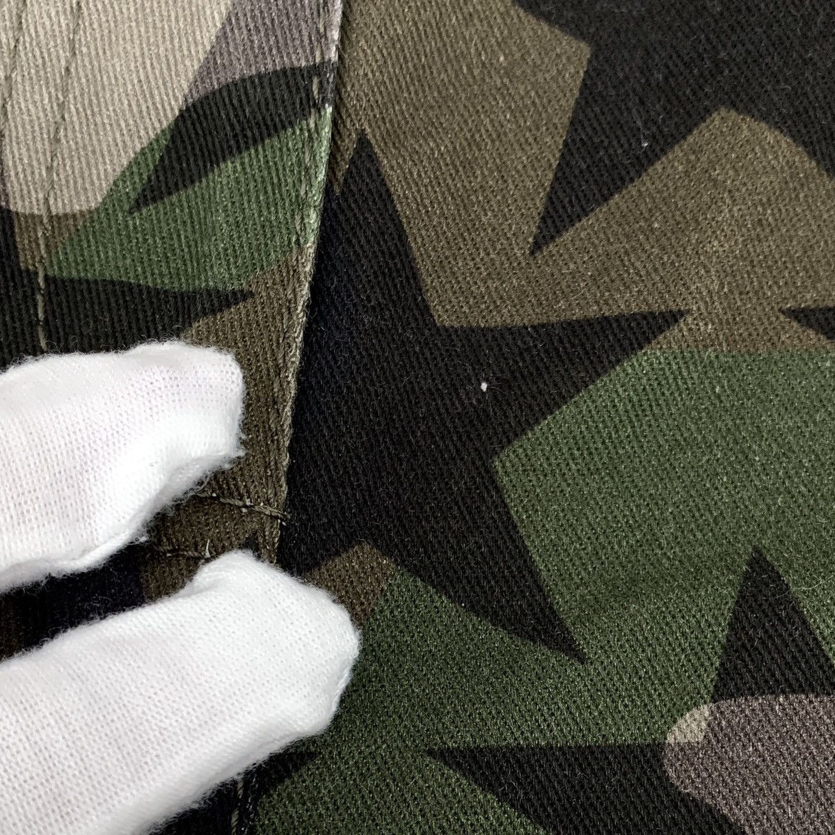 Valentino Valentino Star All Over Print Camouflage Casual Shorts K26WX Size 28" / US 6 / IT 42 - 7 Thumbnail