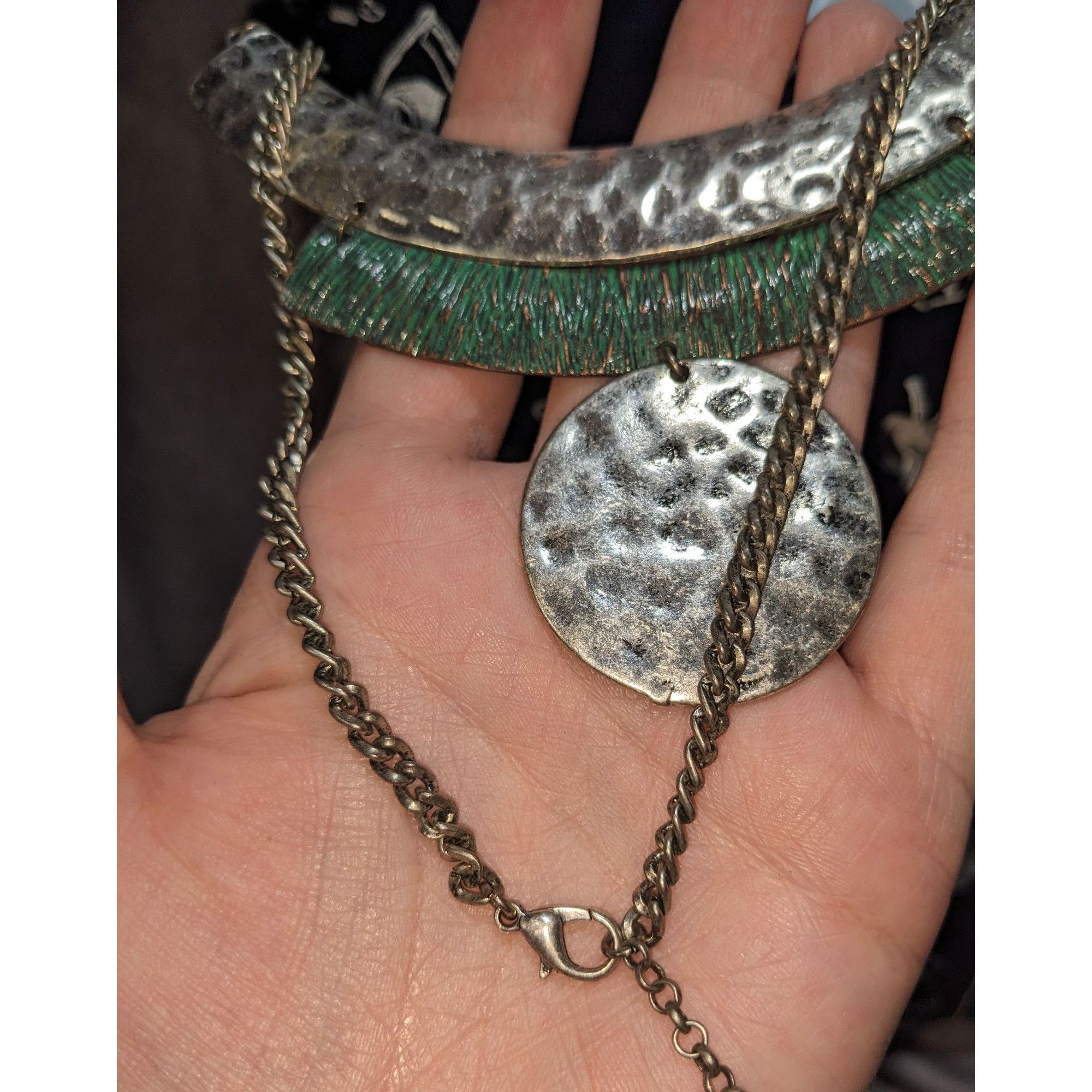 Other Brutalist Geometric Hammered Silver Tone Necklace With Green Size ONE SIZE - 4 Thumbnail