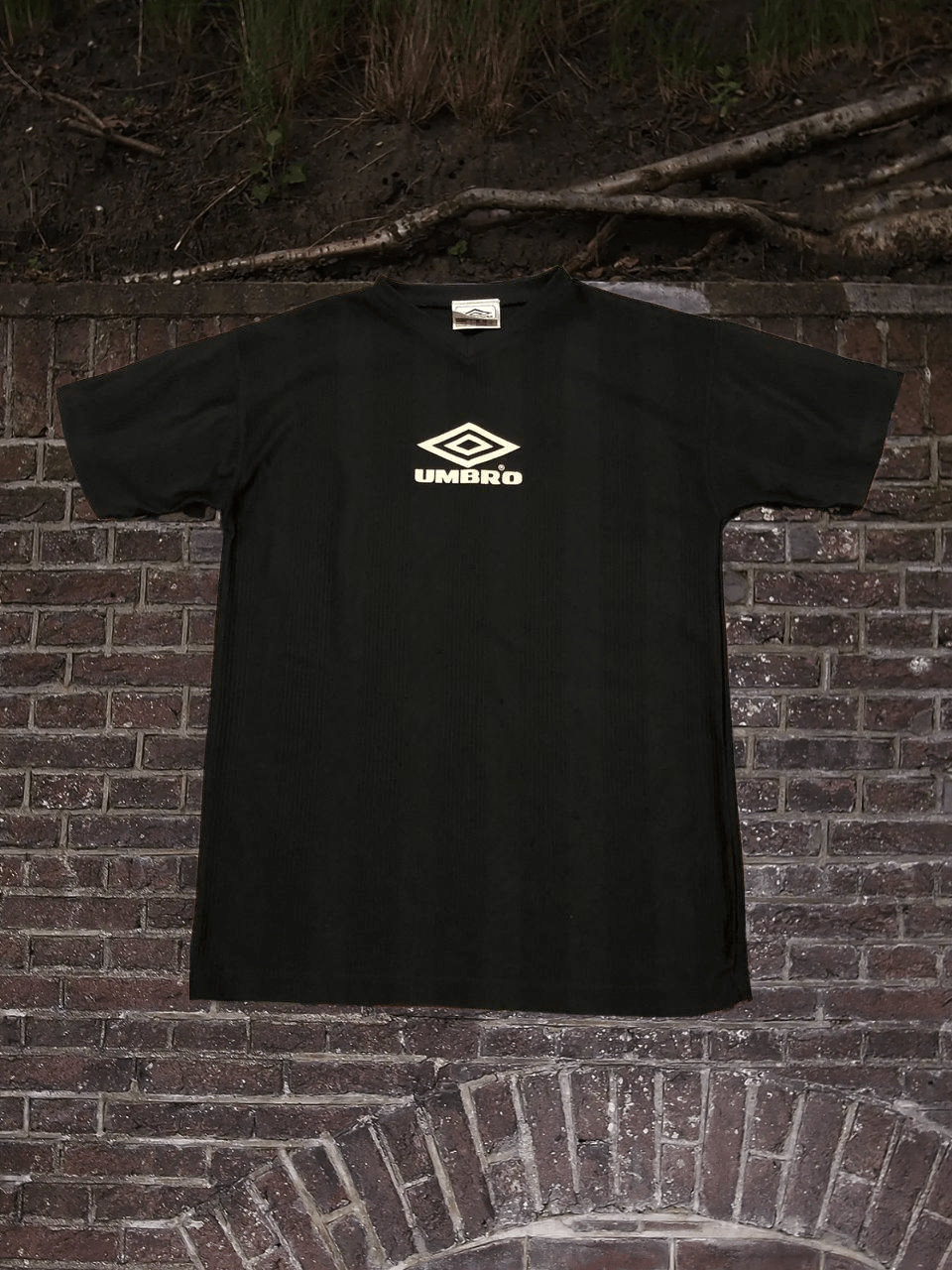 Umbro Vintage Umbo logo center T-shirt crazy Y2K size M streetwear Size US M / EU 48-50 / 2 - 1 Thumbnail