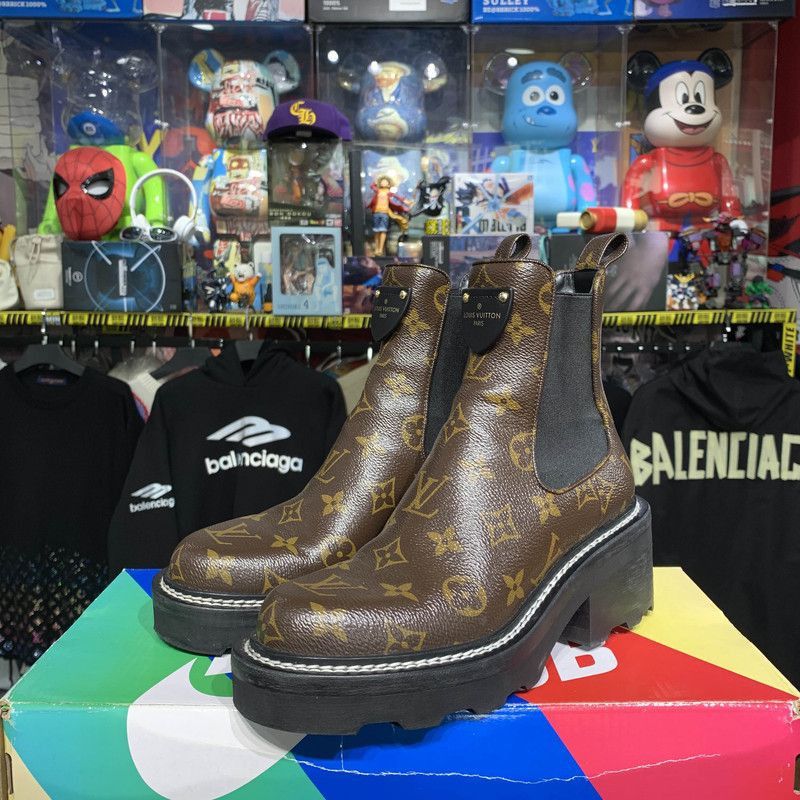 Louis Vuitton Louis Vuitton Beaubourg Chelsea Boots for Women -2508 Size US 6 / IT 36 - 1 Thumbnail
