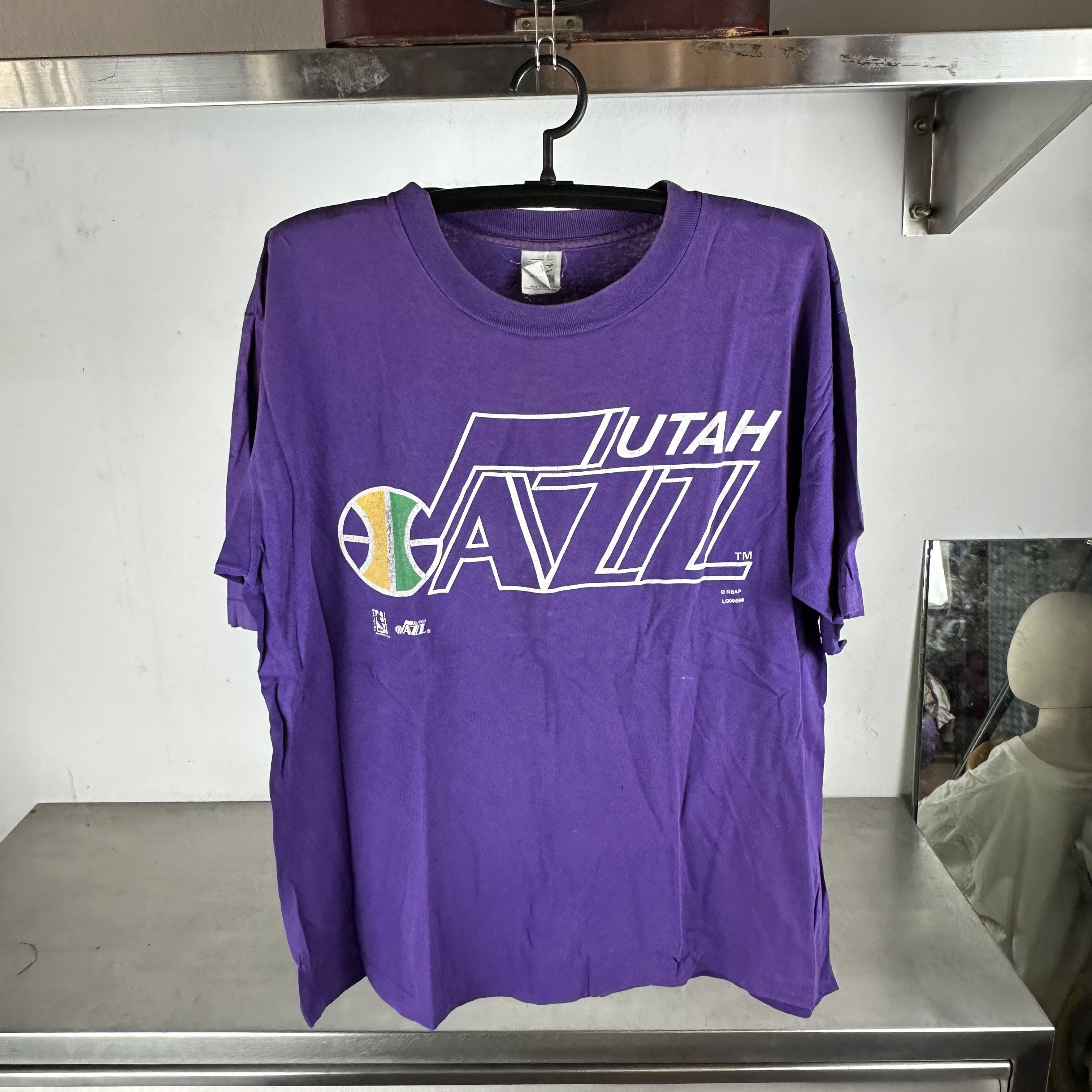 Vintage Vintage 90s Utah Jazz Basketball NBA T-shirt Size US XL / EU 56 / 4 - 1 Thumbnail