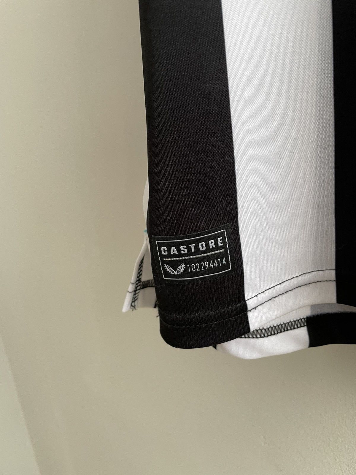 Castore Newcastle United 2023 2024 Home Football Shirt Soccer Jersey Size US L / EU 52-54 / 3 - 5 Thumbnail