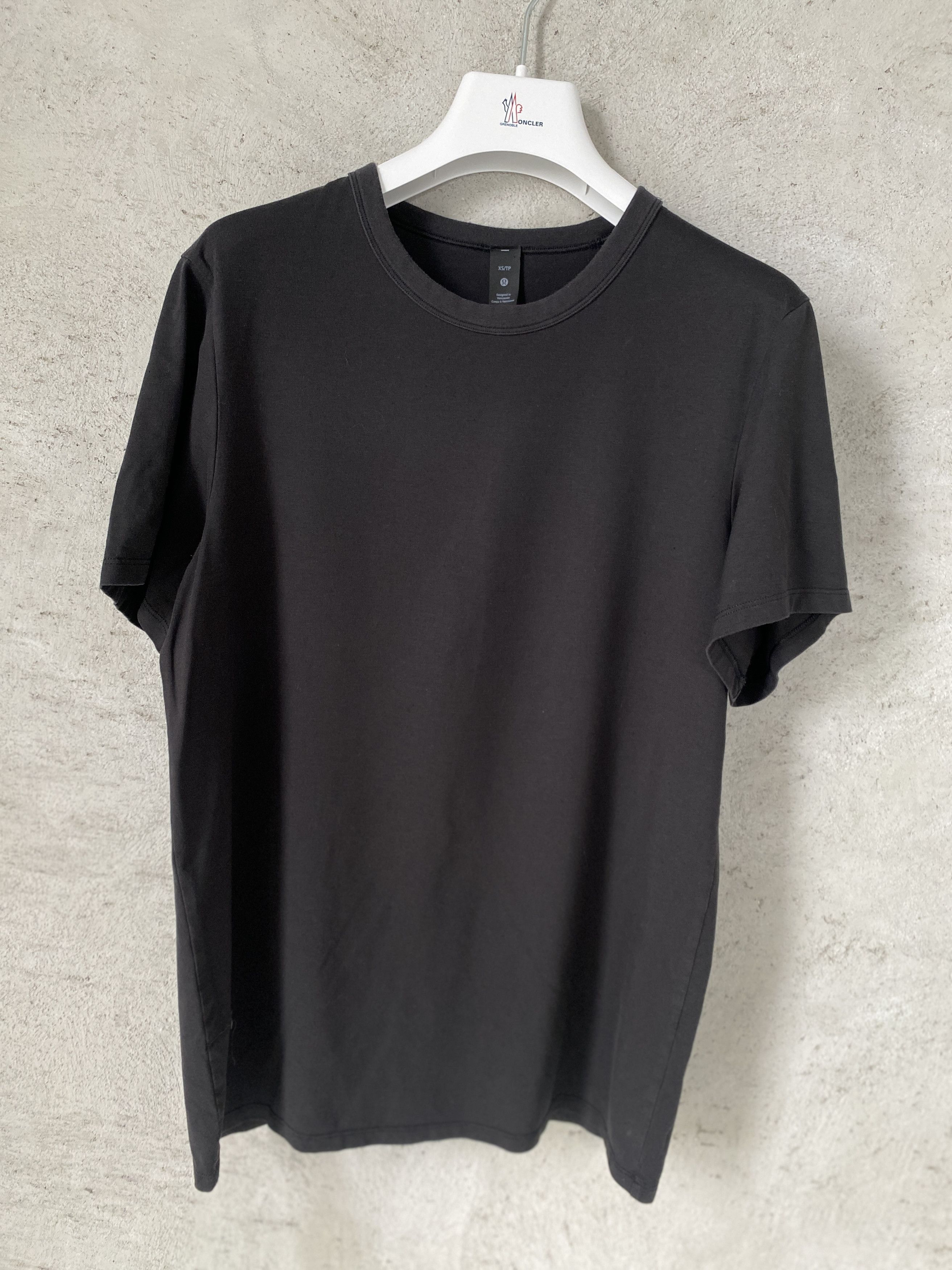Lululemon Lululemon small logo t-shirt tee sport Size XS / US 0-2 / IT 36-38 - 1 Thumbnail