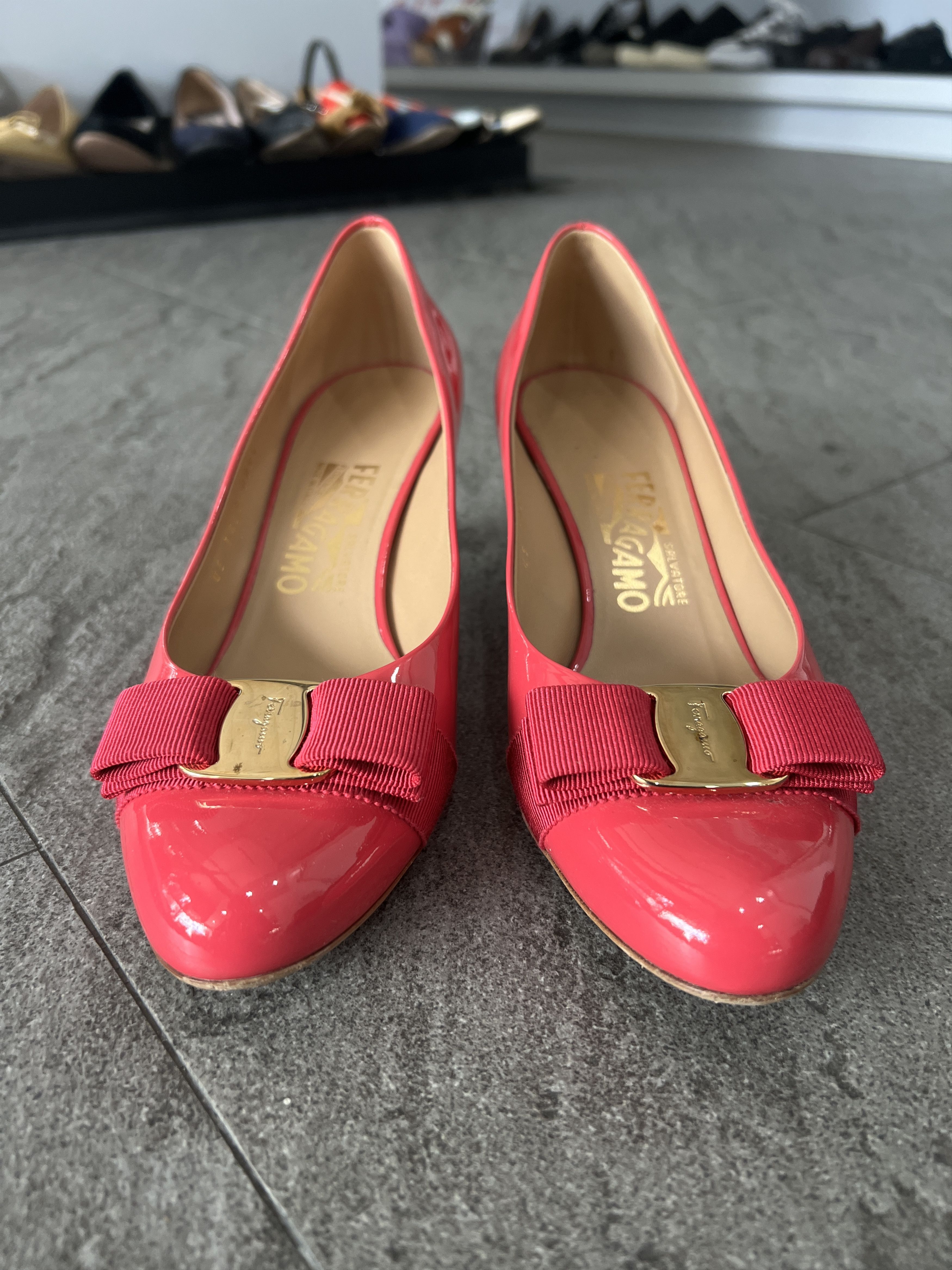 Salvatore Ferragamo Ferragamo Vara Patent Fuchsia Heels Size 7D Size US 7 / IT 37 - 6 Thumbnail