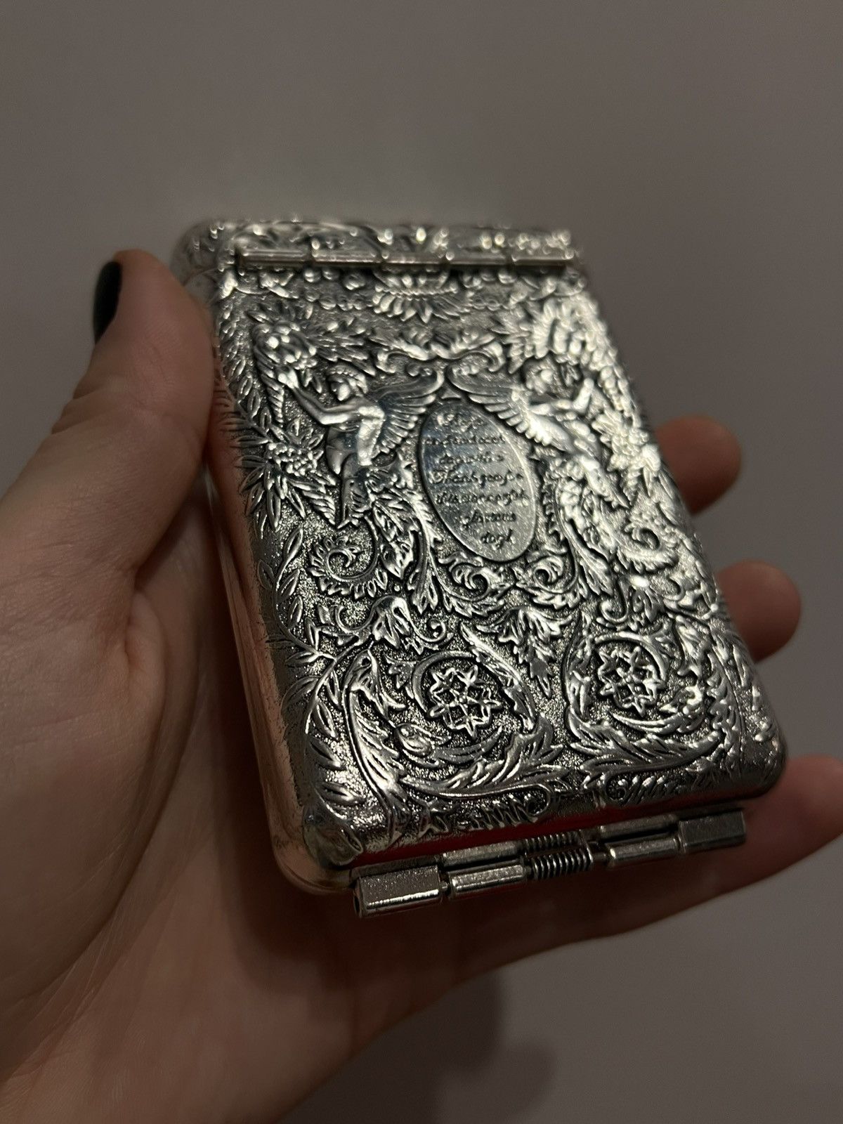 Vintage Vintage embossed cigarette case angel floral renaissance Size ONE SIZE - 2 Thumbnail
