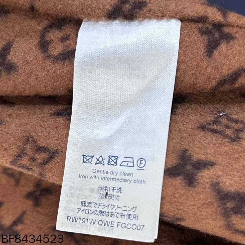 Louis Vuitton Louis Vuitton Cloak coat with full print inside coat Size S / US 4 / IT 40 - 7 Thumbnail