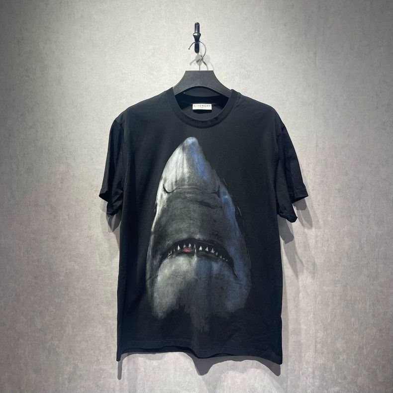 Givenchy Givenchy Shark head printed short-sleeve, priced at 38 Size US L / EU 52-54 / 3 - 1 Thumbnail