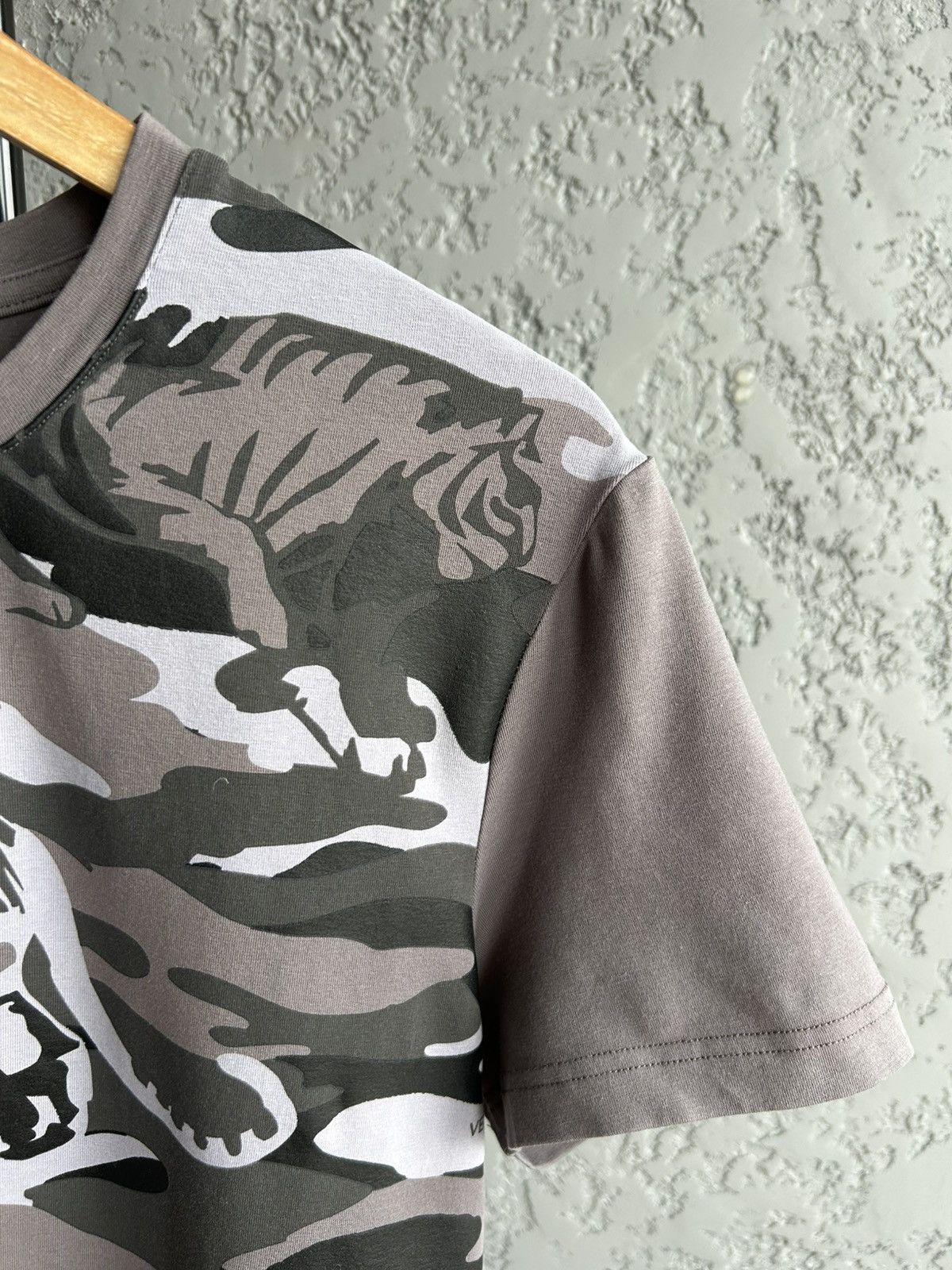 Versace Jeans Couture Versace Jeans Man's Camo-tiger t-shirt size L Size US M / EU 48-50 / 2 - 3 Thumbnail