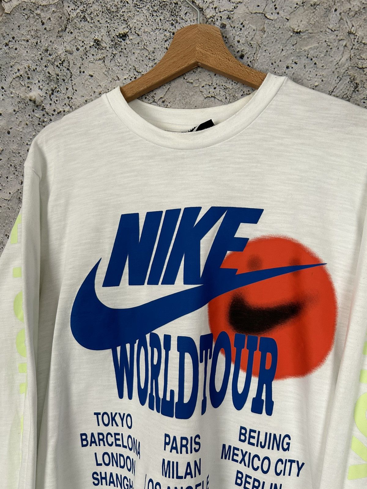 Nike Nike World Tour Graphic Crewneck Streetwear Sportswear Rare Size US L / EU 52-54 / 3 - 3 Thumbnail