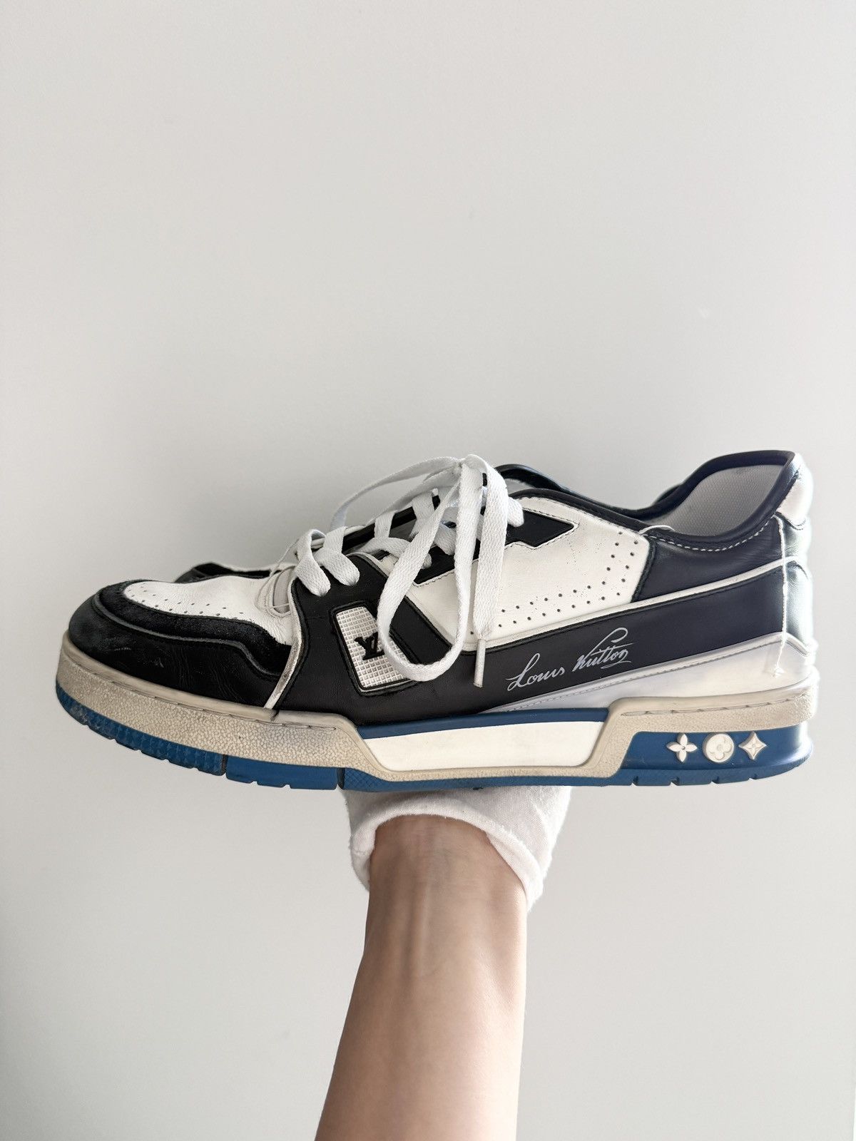 Louis Vuitton STEAL! Louis Vuitton Trainer Virgil Abloh White Black Blue Size US 8.5 / EU 41-42 - 6 Thumbnail