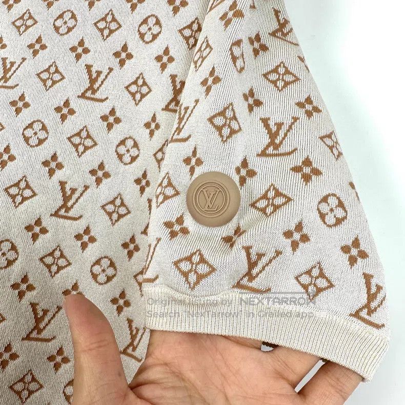 Louis Vuitton Louis Vuitton Engraved logo mulberry silk round neck T-shi Size US XL / EU 56 / 4 - 6 Thumbnail