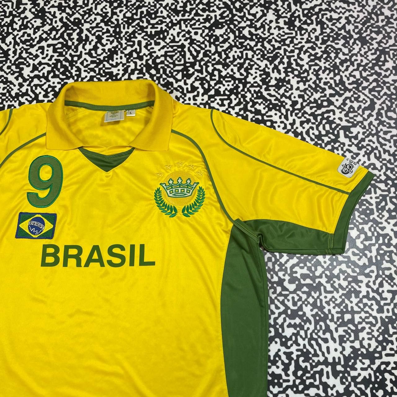 Vintage Vintage Y2K Brasil 9 Ronaldo Retro Soccer Jersey World Cup Size US L / EU 52-54 / 3 - 6 Thumbnail