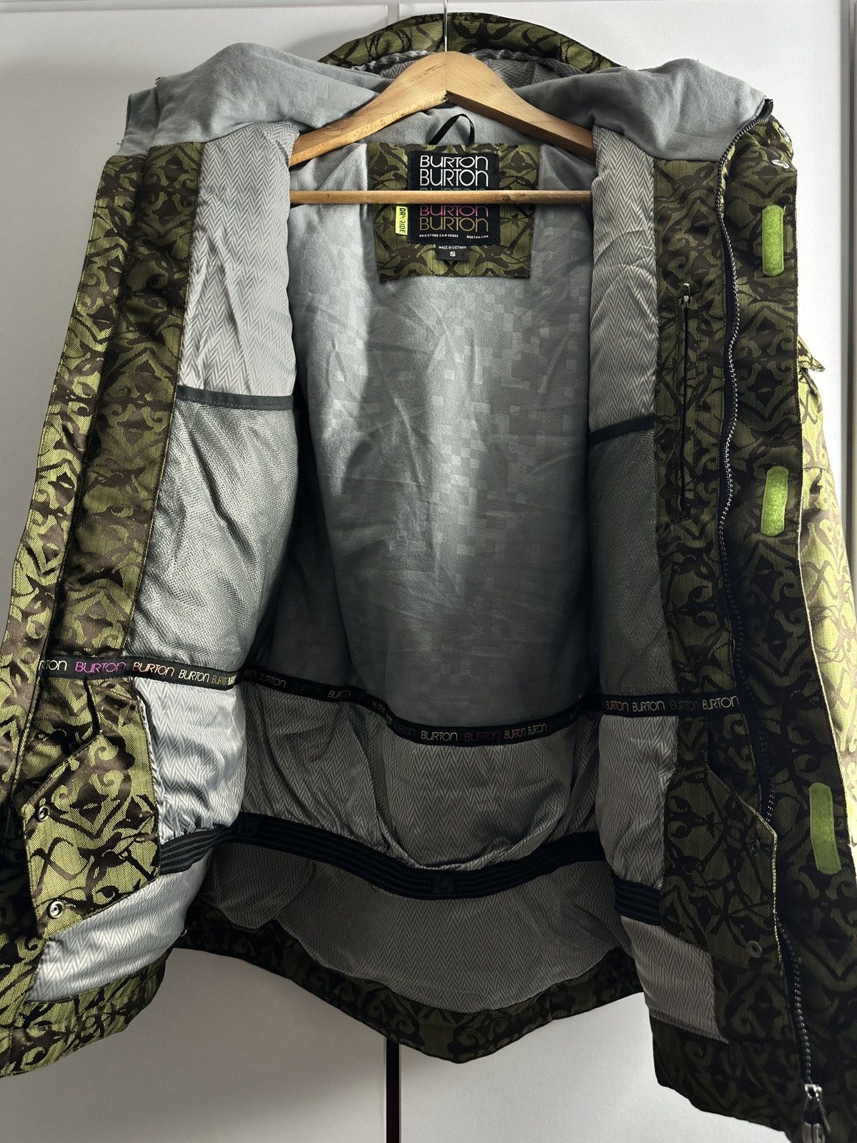 Burton Title: Burton Women’s Snowboard Jacket – Green Pattern Size S / US 4 / IT 40 - 6 Thumbnail