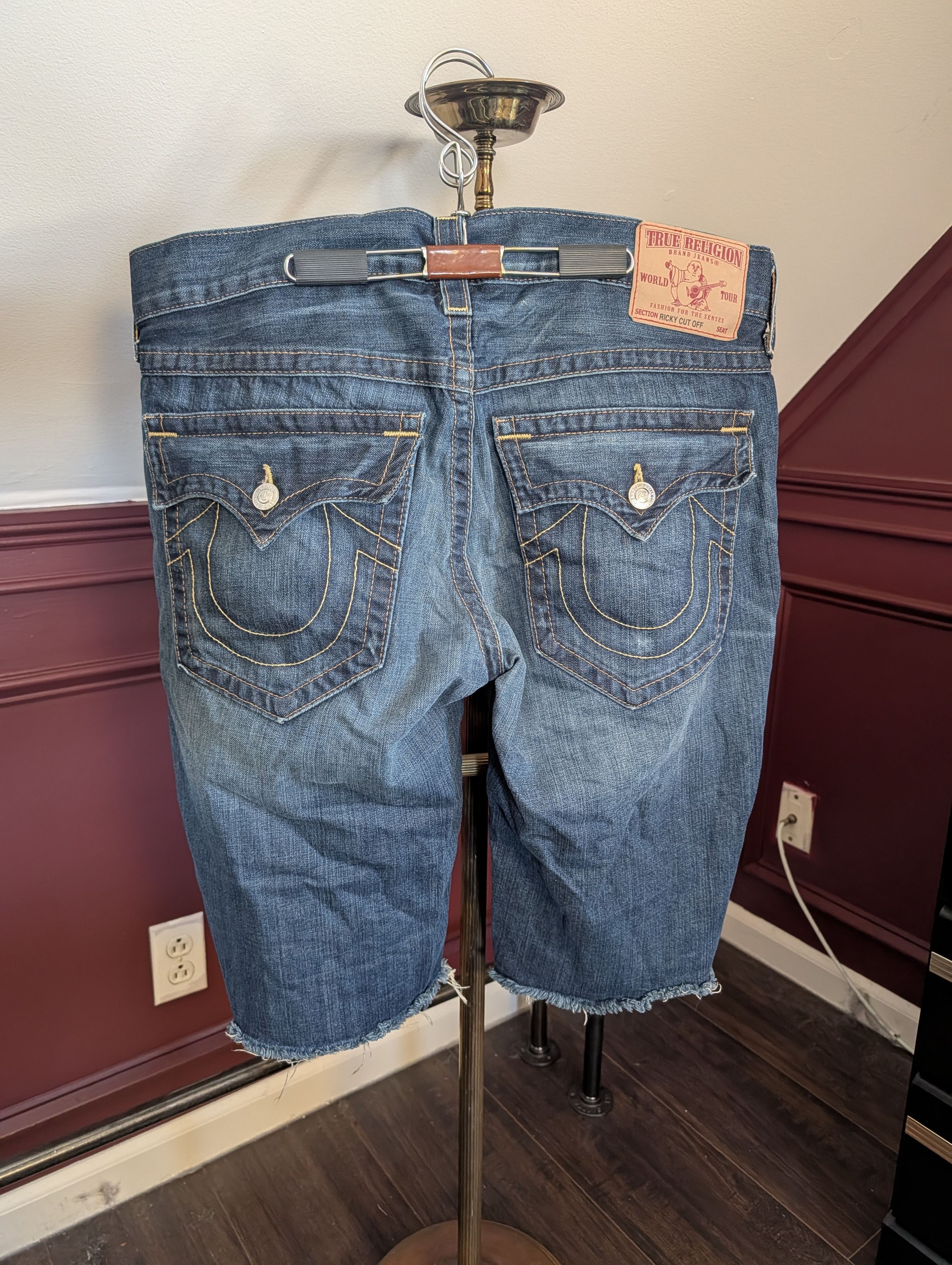 True Religion Vintage MiUSA cutoff blue denim jean shorts raw Size US 37 - 7 Thumbnail