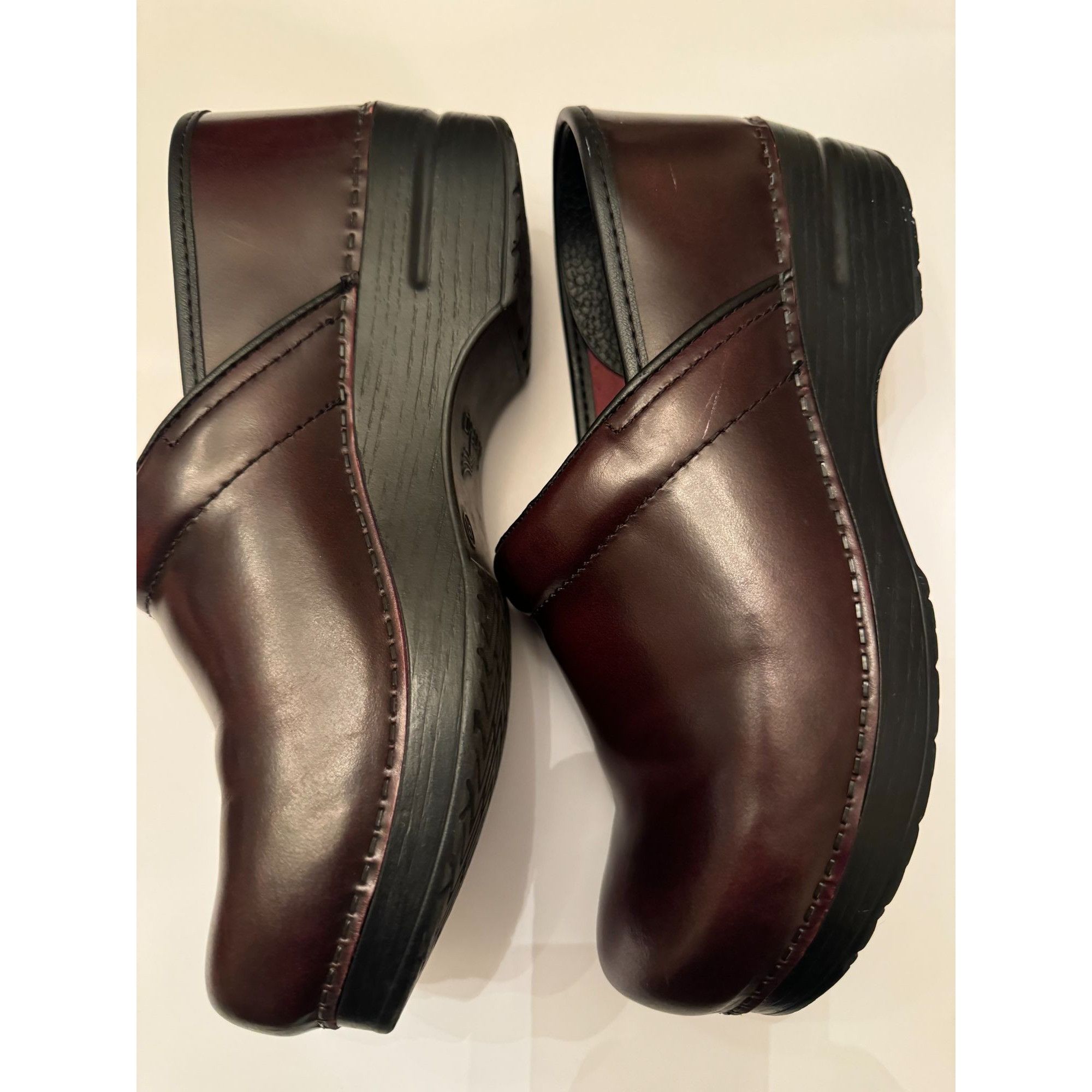 Dansko Dansko Professional Burgundy Leather Clogs Size 41 Worn twi Size US 11 / IT 41 - 2 Thumbnail