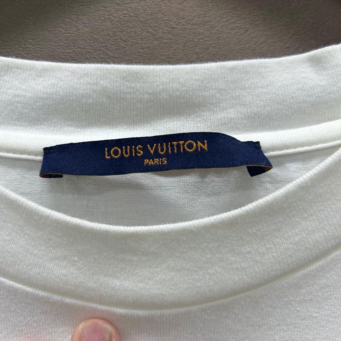 Louis Vuitton LV White Embossed Logo Short Sleeve Tee 99 New Size 5L Size 4XL / US 24-26 - 3 Thumbnail
