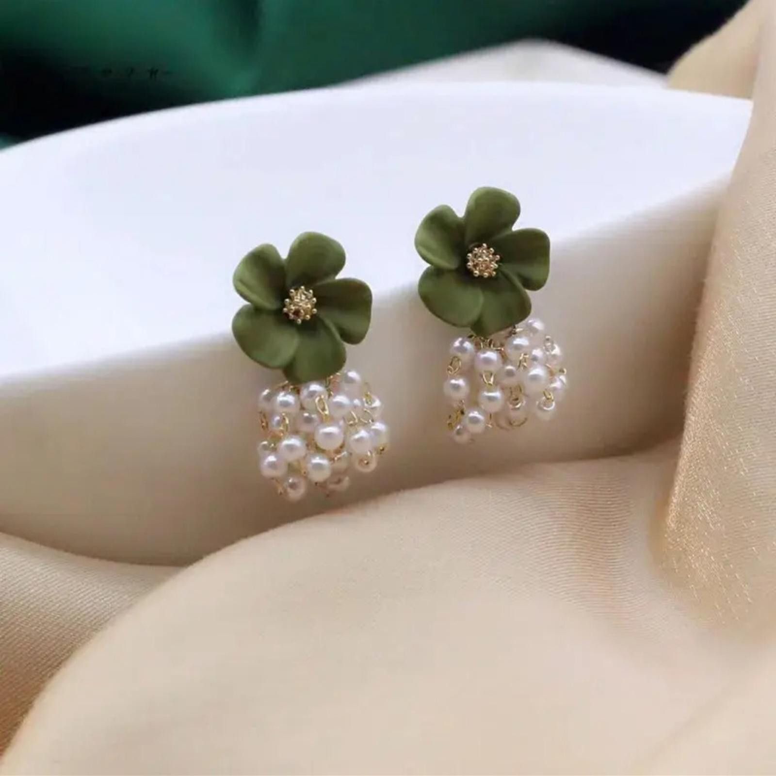 Designer Delicate Green Flower and Pearl Earrings Size ONE SIZE - 1 Thumbnail