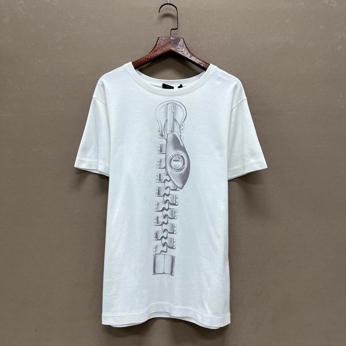 Louis Vuitton LV 99 New Zipper Print White Short-Sleeve Tee S Size S / US 4 / IT 40 - 1 Thumbnail