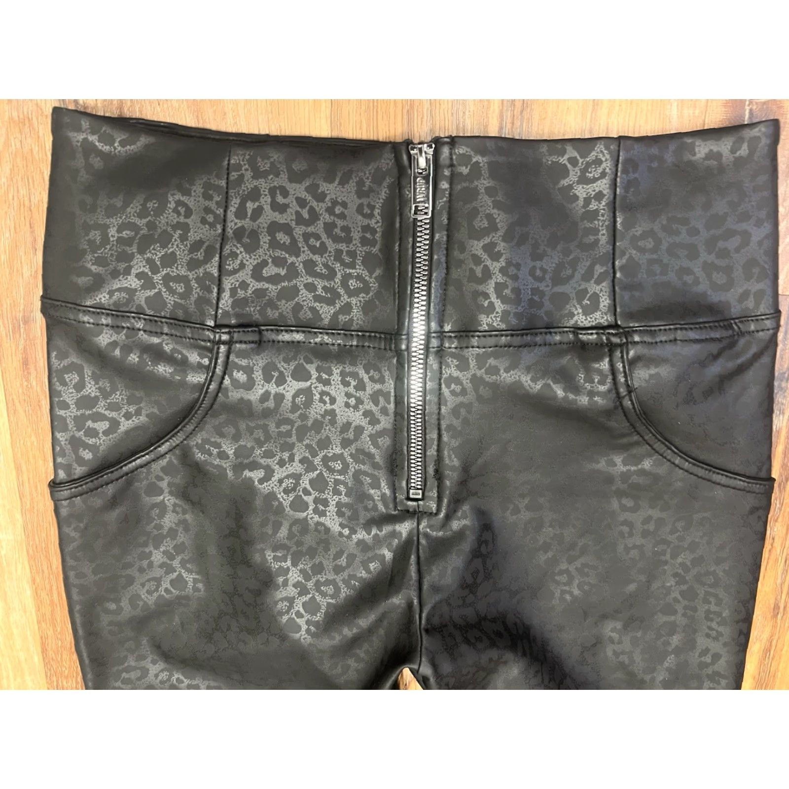 Vintage Freddy Faux Leather Leopard Print Shaping Leggings 6 EUC Size 28" / US 6 / IT 42 - 4 Thumbnail