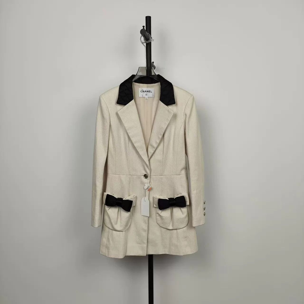 Chanel CHANEL Cotton White Jacket Size 38 21S251021ZLPYQ02 Size S / US 4 / IT 40 - 1 Thumbnail