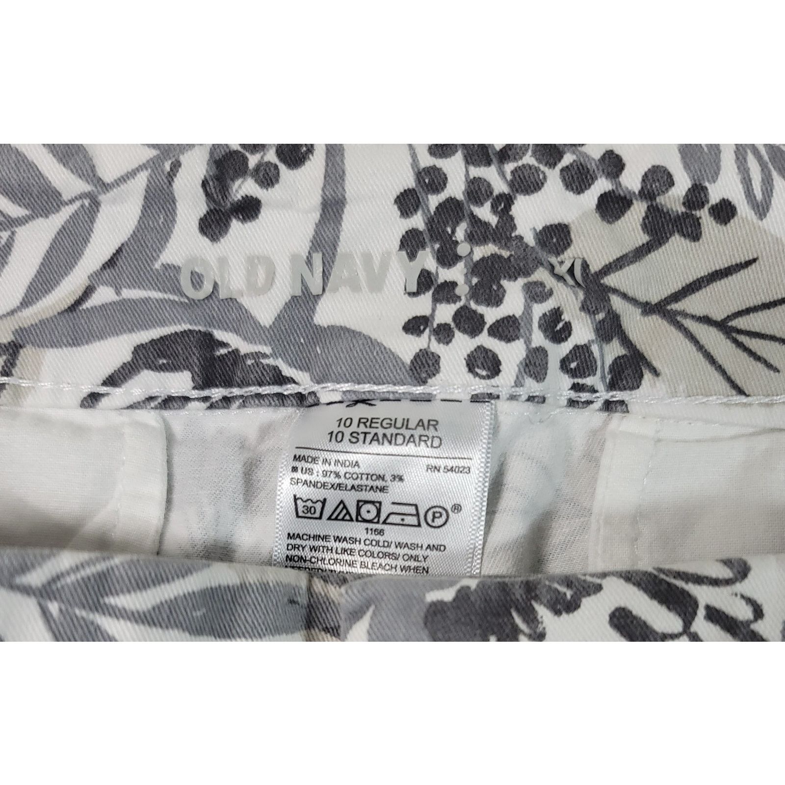 Old Navy Old Navy White Gray Leaf Print Chino Shorts 10 Flat Front Size 32" / US 10 / IT 46 - 3 Thumbnail