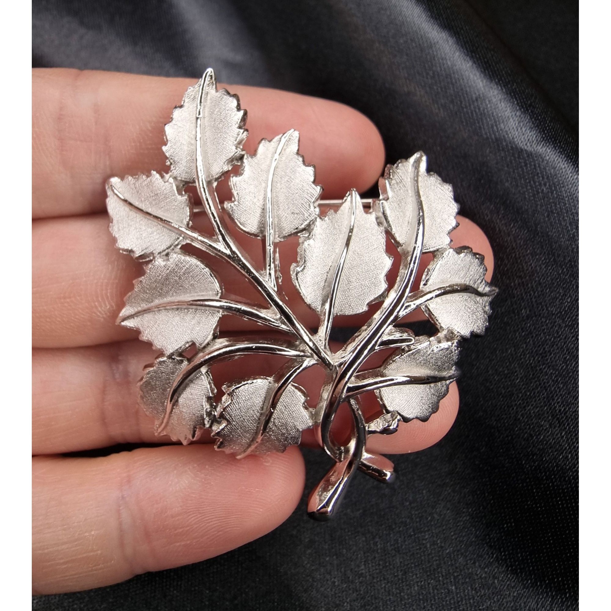 Vintage Vintage CROWN TRIFARI 1950s Silver-Tone Leaf Brooch Pin Size ONE SIZE - 5 Thumbnail