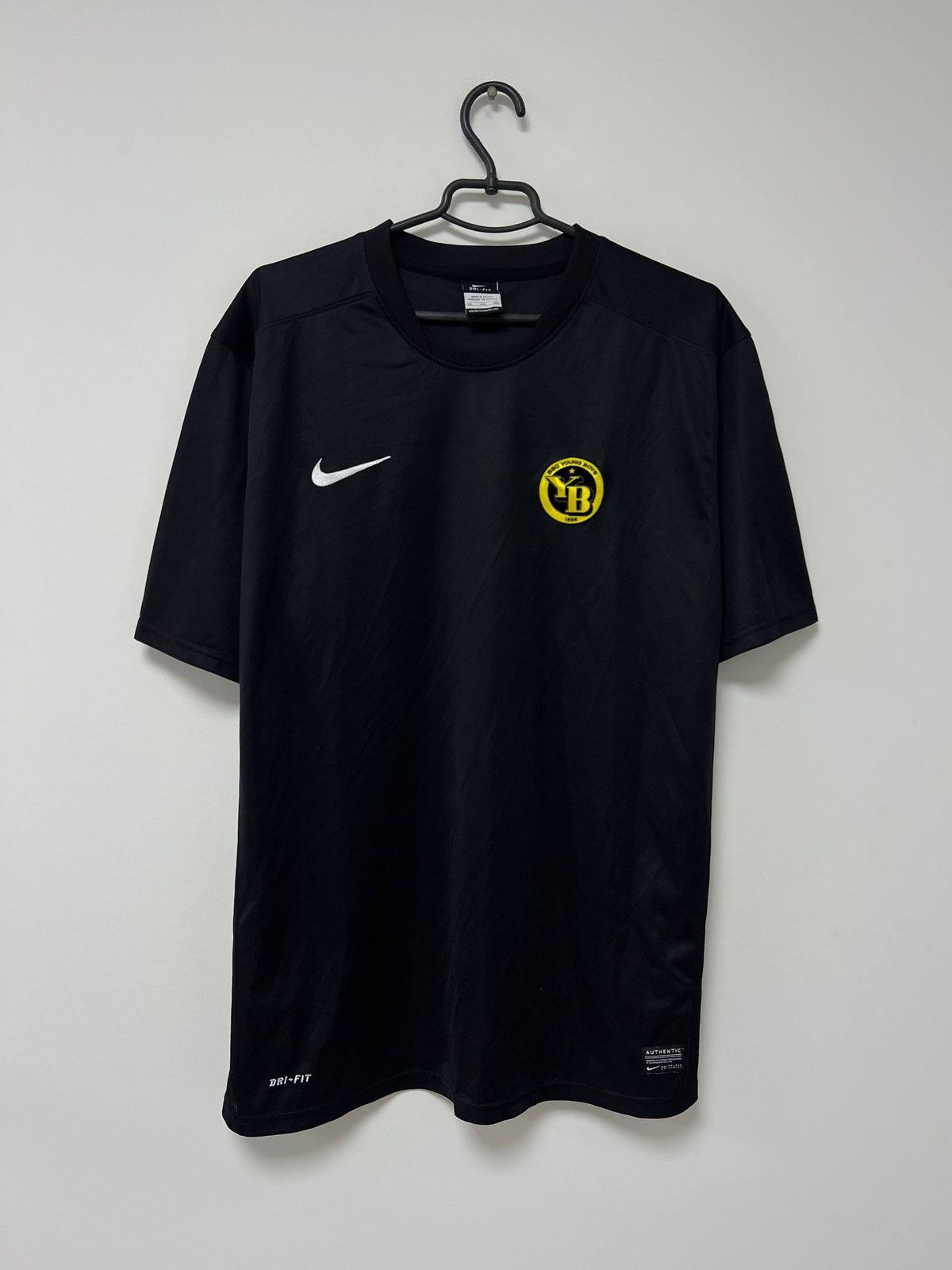 Nike Vintage Young Boys 2010/2011 Jersey Football Shirt Nike XXL Size US XXL / EU 58 / 5 - 1 Thumbnail