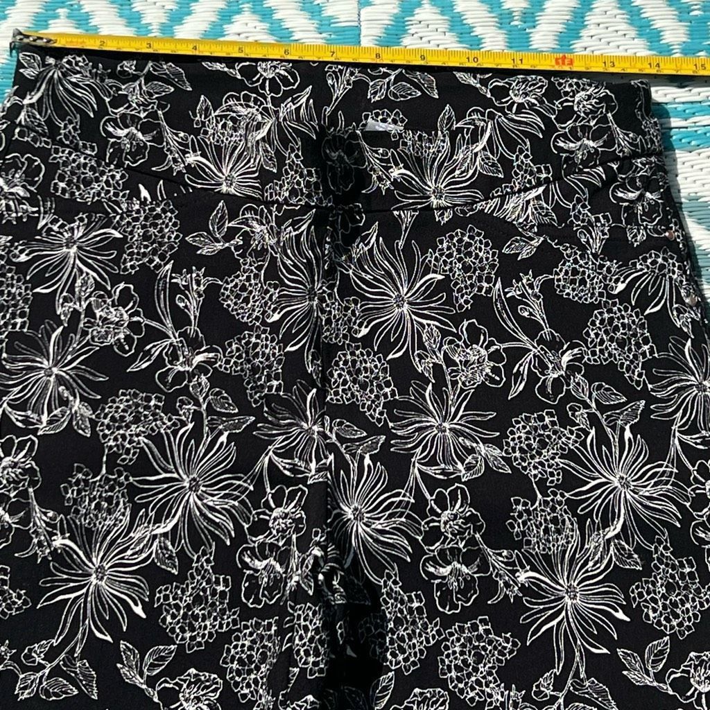 Kenzo Kenar, Black & White Floral Outline Stretchy Pull on Cropped Size 28" / US 6 / IT 42 - 2 Thumbnail