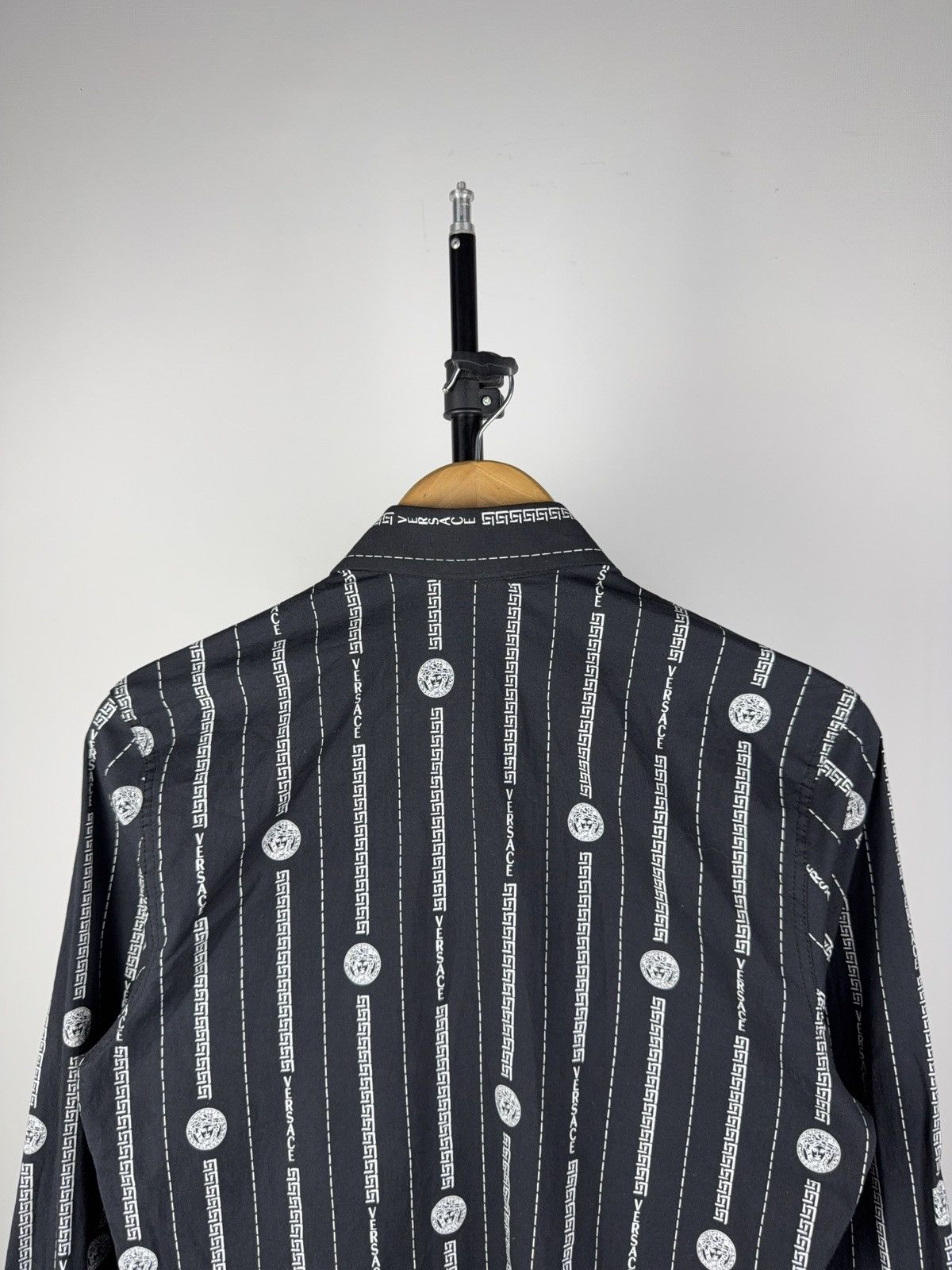 Designer Luxury Designer Baroque Medusa Pattern Shirt Long Sleeve Size US S / EU 44-46 / 1 - 7 Thumbnail