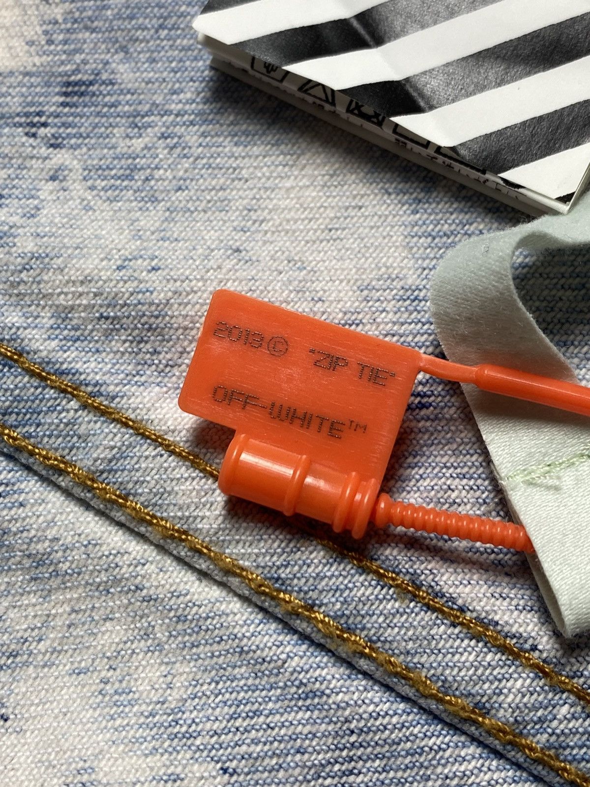 Off-White Off White - Extreme Bleached Arrows Denim Jacket Size US M / EU 48-50 / 2 - 22 Thumbnail