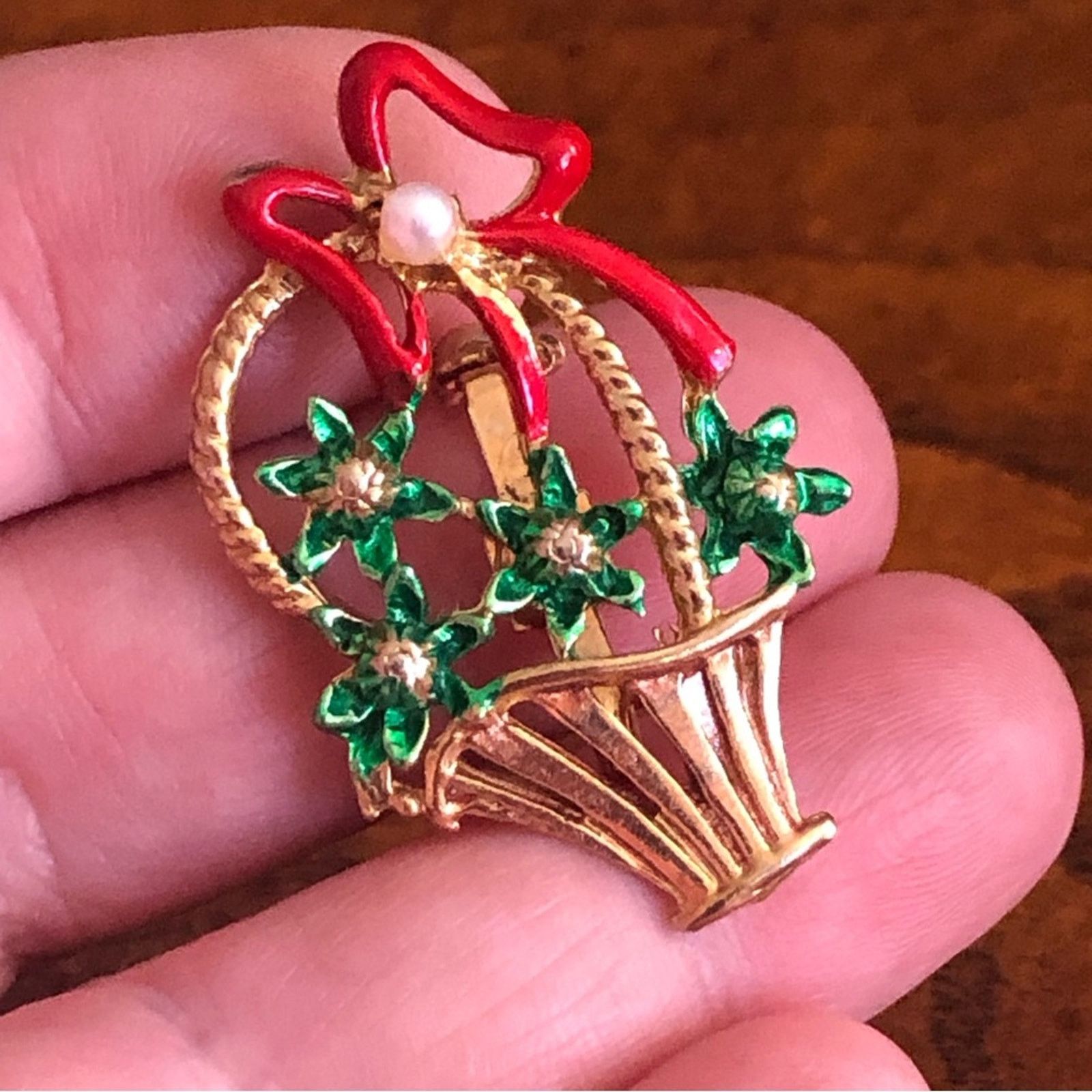 Vintage Vintage Christmas floral basket enamel brooch Size ONE SIZE - 3 Thumbnail