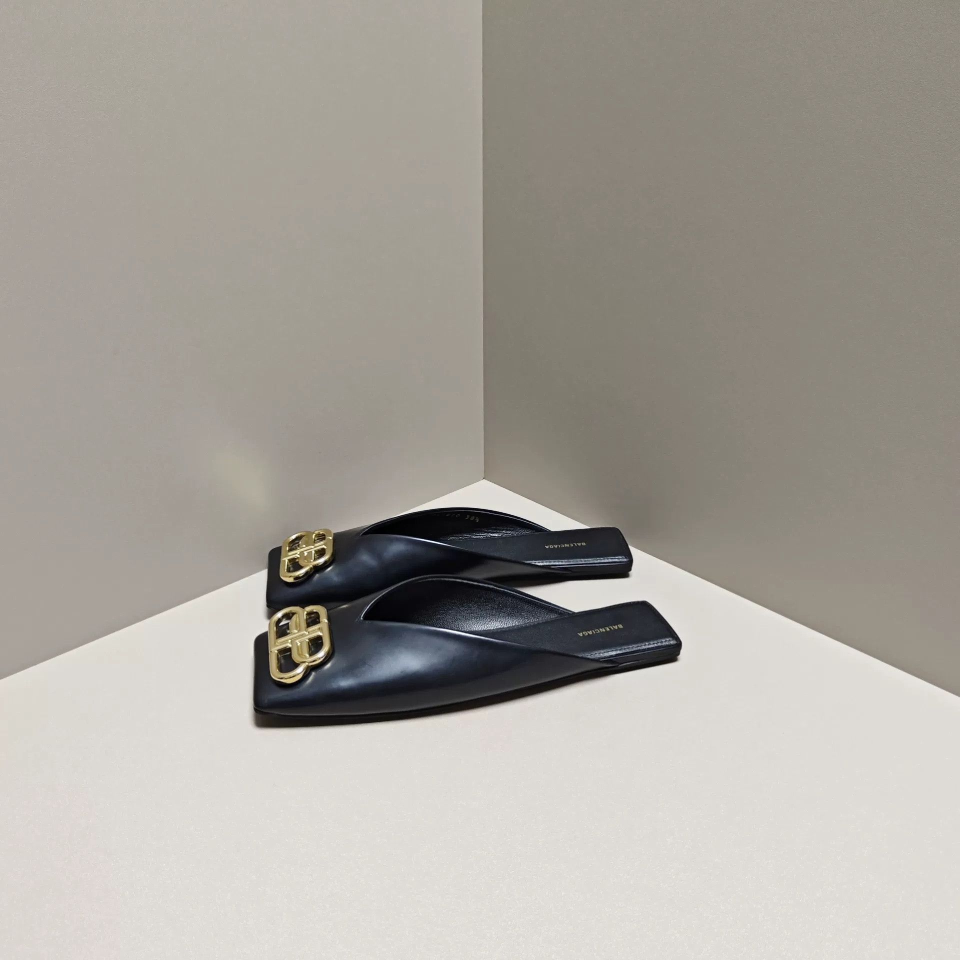 Balenciaga Balenciaga Gold Sandals us_8 Women Size US 8 / IT 38 - 1 Thumbnail