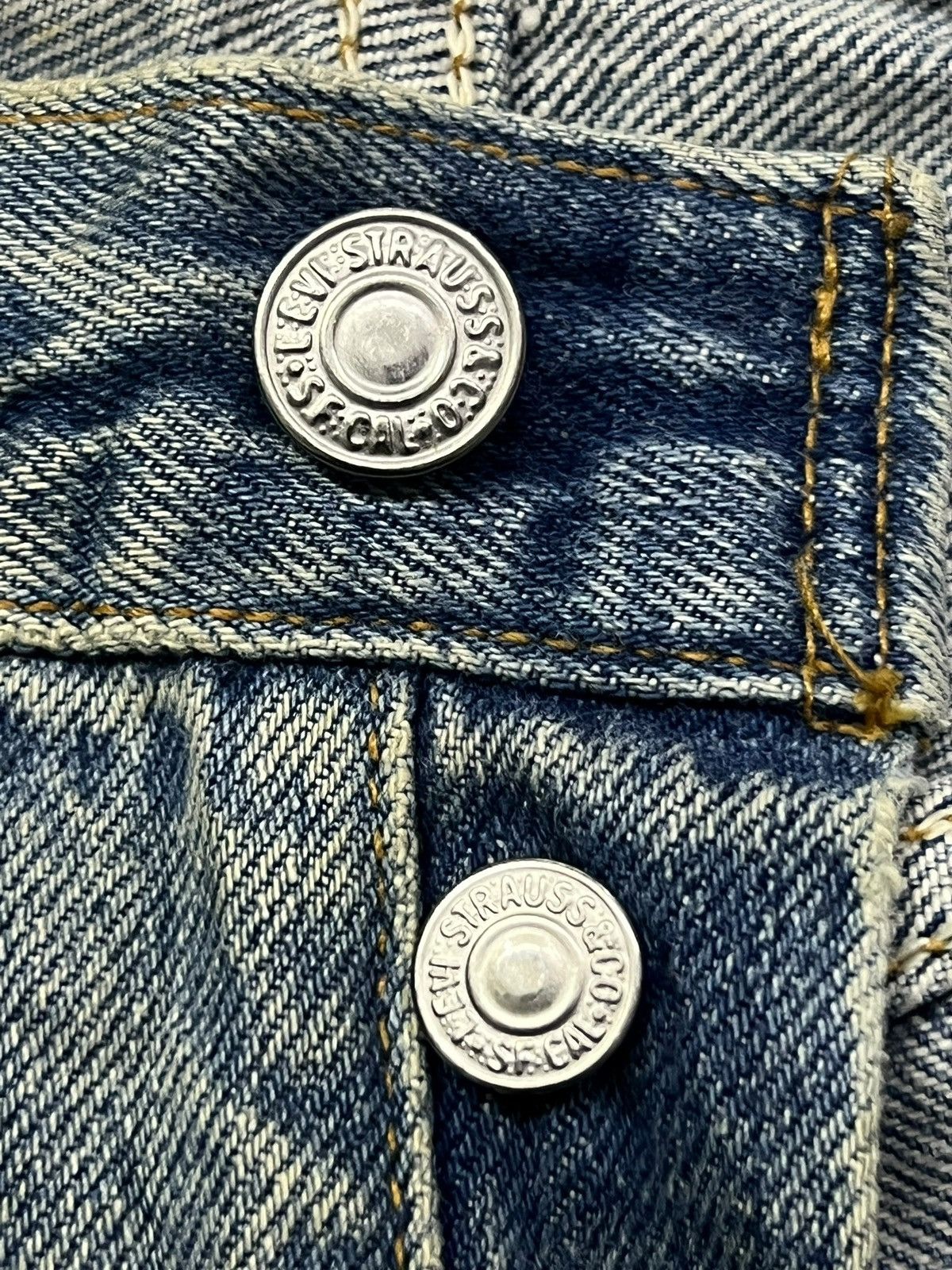 Levi's Loose Vintage 90s Levi’s 501 U.S.A - Faded Wash, Distressed Size US 37 - 9 Thumbnail