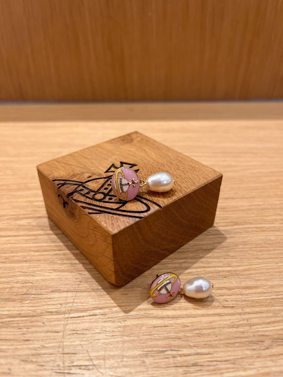 Vivienne Westwood o1f1d3z0525 Size: OS / Loelia Earrings Gold/Pink Size ONE SIZE - 1 Preview