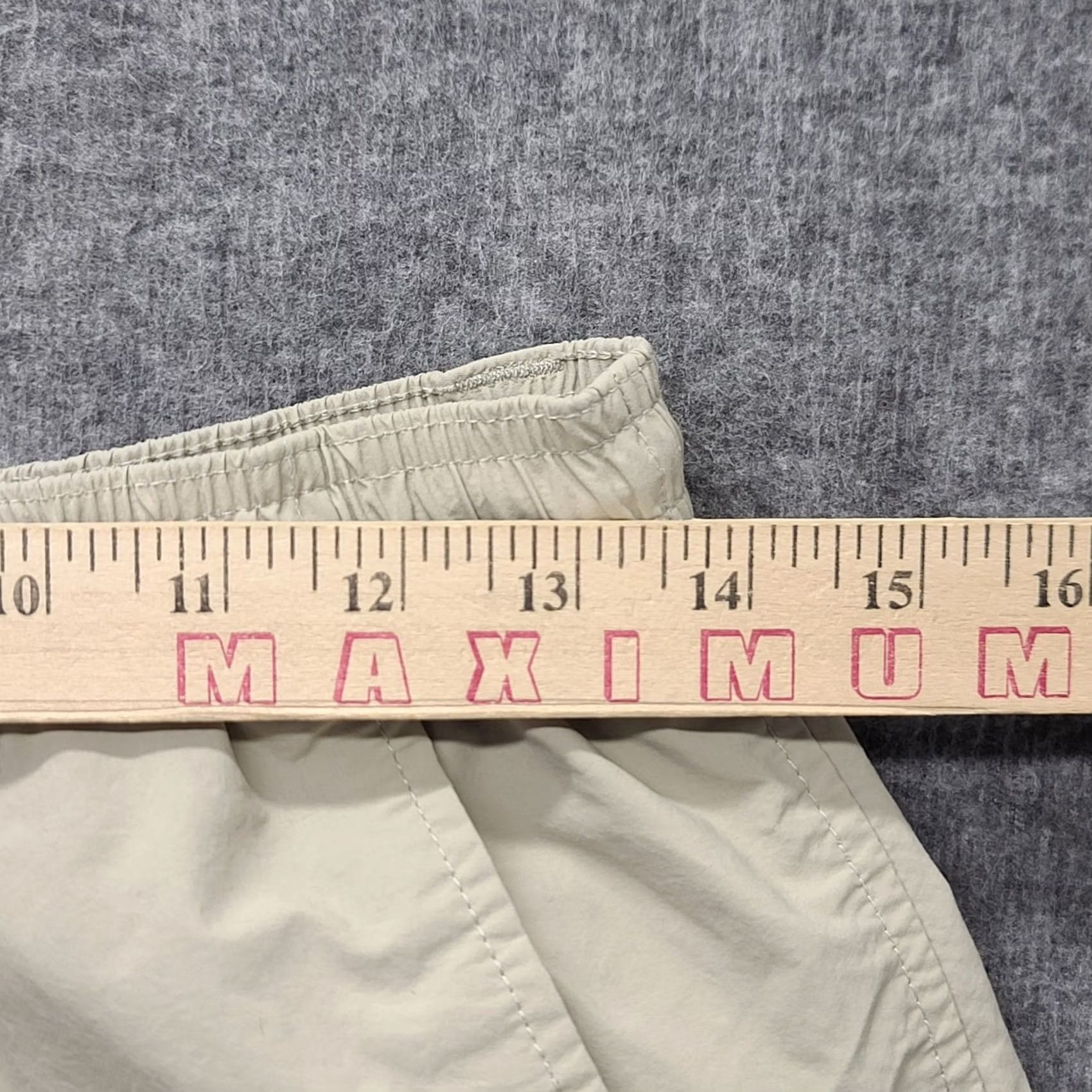Vintage Columbia PFG Shorts Womens S Regular Beige Nylon Microfiber Cargo Front Zipper Logo Pocket Outdoors 6in Inseam Fall Spring Summer Fish Hiking Walking Size 28" / US 6 / IT 42 - 3 Thumbnail
