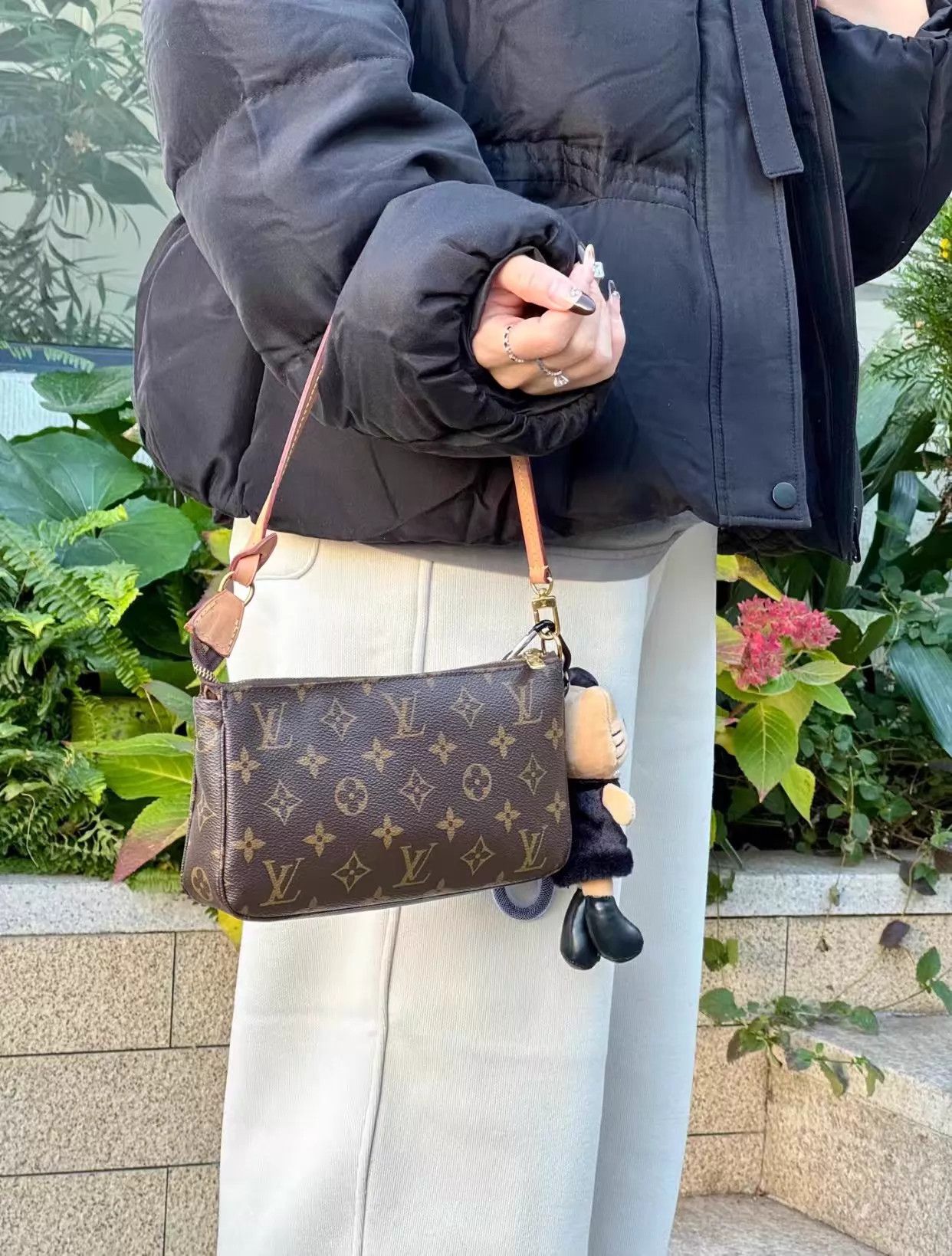 Louis Vuitton LV Monogram Shoulder/Armpit Bag 22x4x13 Mint Chip $900 Size ONE SIZE - 2 Thumbnail